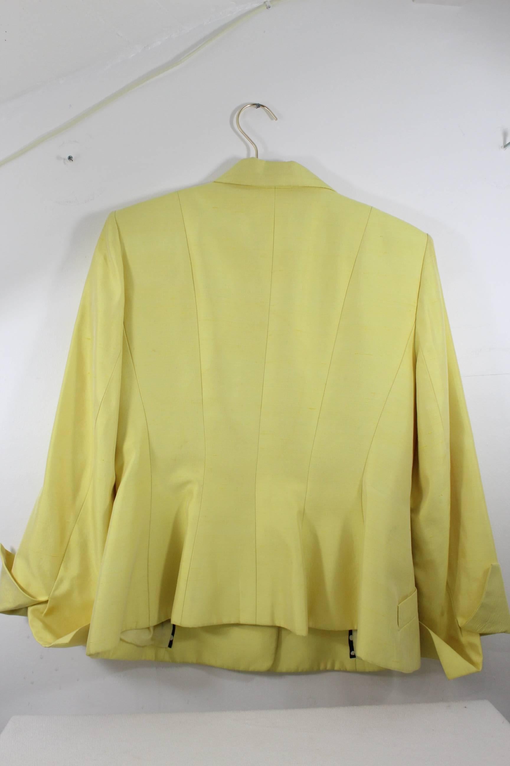 Really nice and fresh jacket from Dior in wild silk.

16 inches from shoulder to shoulder

Silver and yellow buttons.

Good condition, just a 2 small stains in the back ( hardly noticeable, check images)
Really nice color.