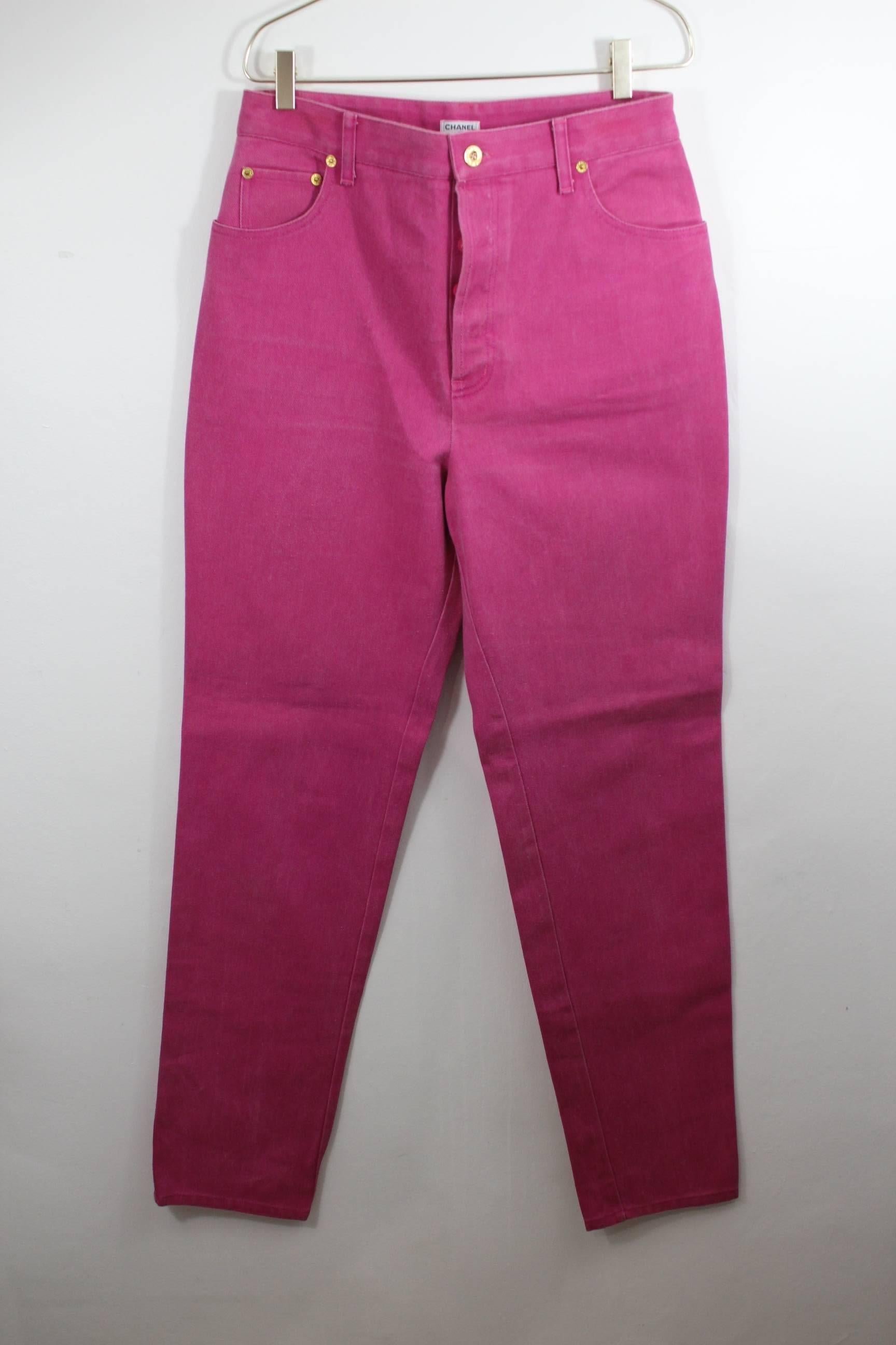 rare suit in jean composed by a pair of jeans and a jacket in pink fuchsia.

Size 40 but as the 90's style they are maxi sizes. 

This have been seen wore by Claudia schiffer in some images of the house

In good condition but the jacket and jeans