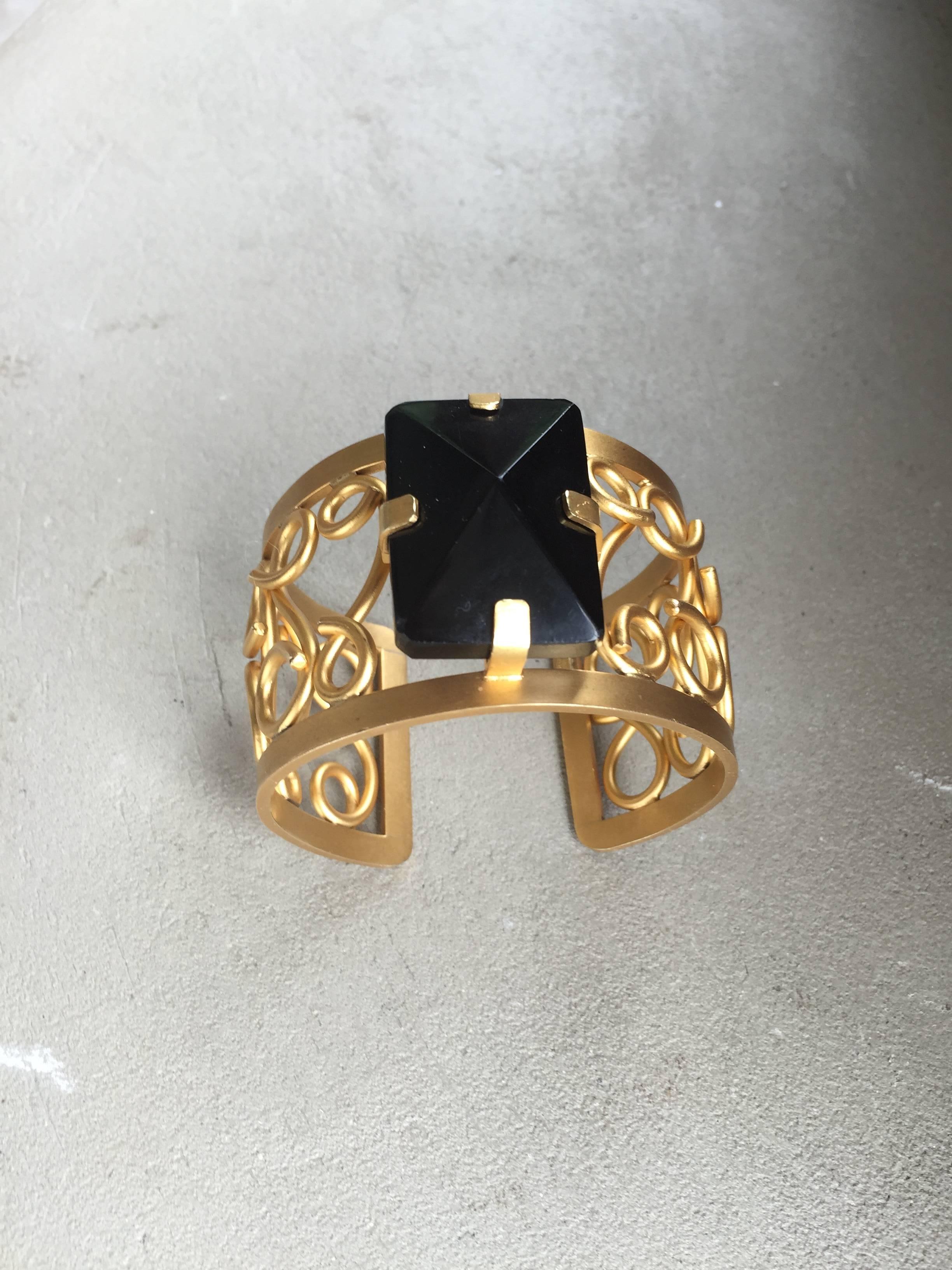Really nice vintage Nina Ricci gold plated cuff with stone in the center.

Good condition but as it is a vintage piece it can present some small signs of wear

Signed in the back