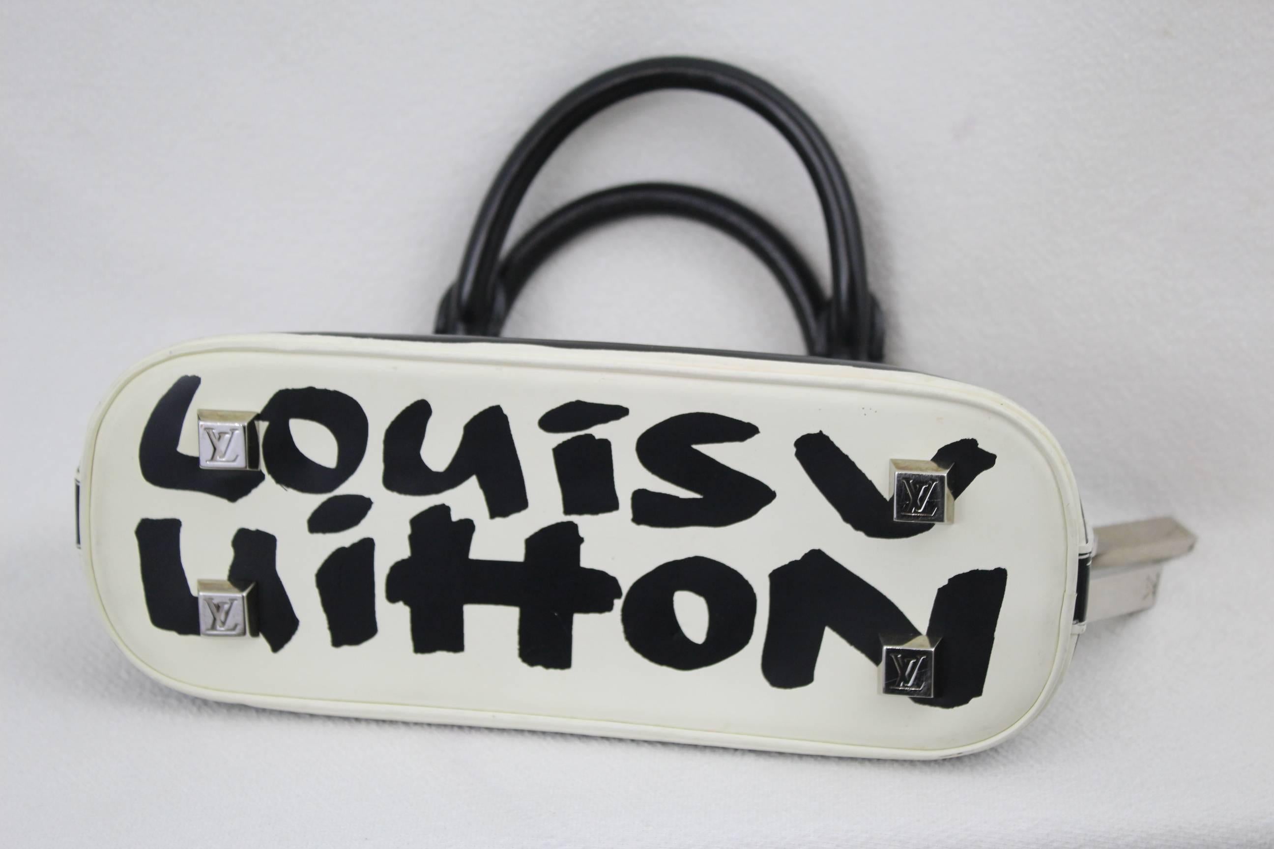 Lovely mini Alma horizontal Louis Vuitton bag in black and white deisgn.
From the graffiti collectio of the collabpration between Marc Jacobs and Stephen Sprousse

Good condiiton but the bab has been used so it presents some signs of wear

Sold with
