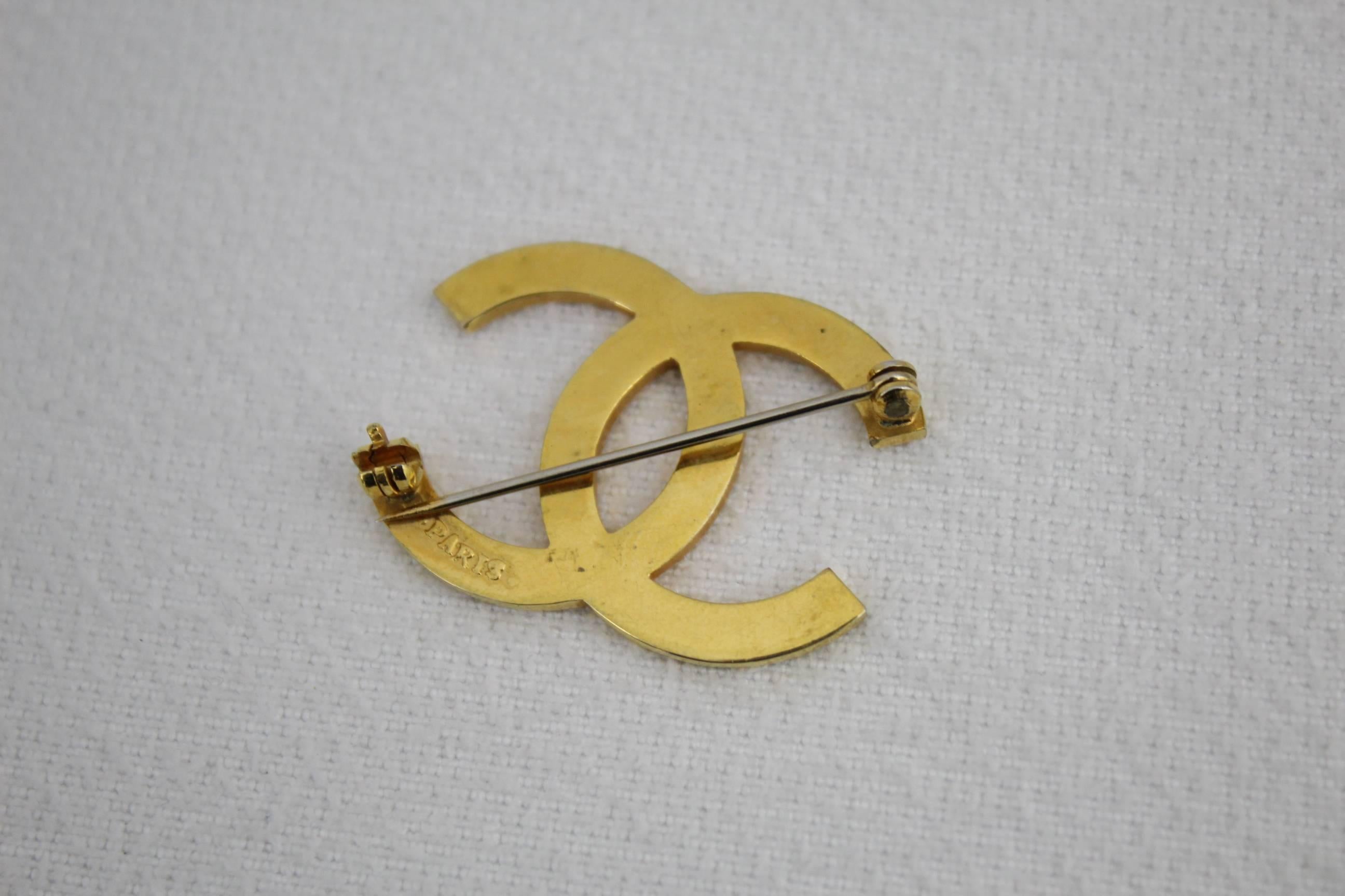 Lovely Vintage Chanel gold plated Brooche representing the logo of the house.

Size 1,5 inches

Signed in the back
