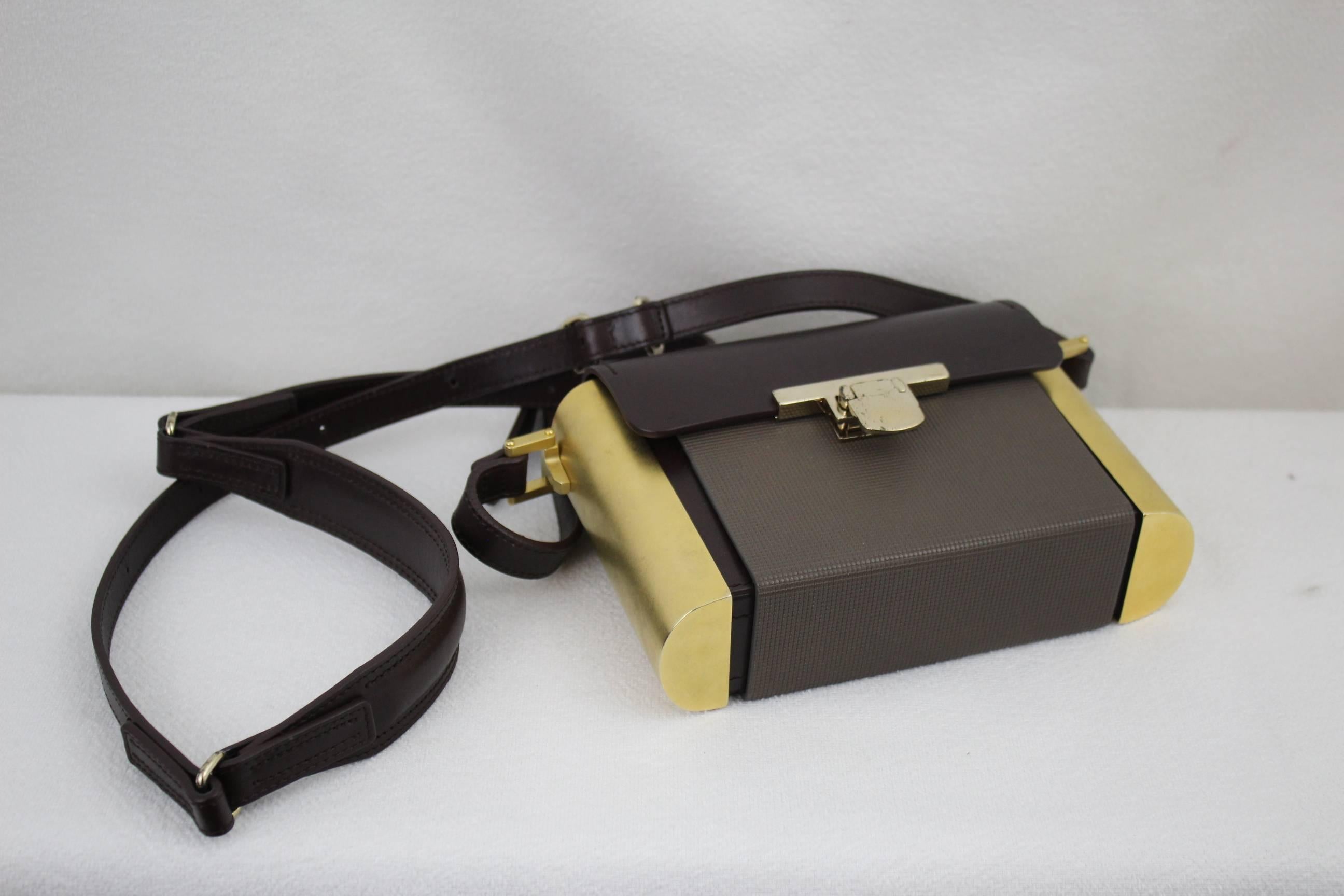 rare Lanvin bal in leather and metalic parts , style cartouchiere bag.

Good condition however the clasp presents some signs of use and storage.

Size 7 x  5 inches
