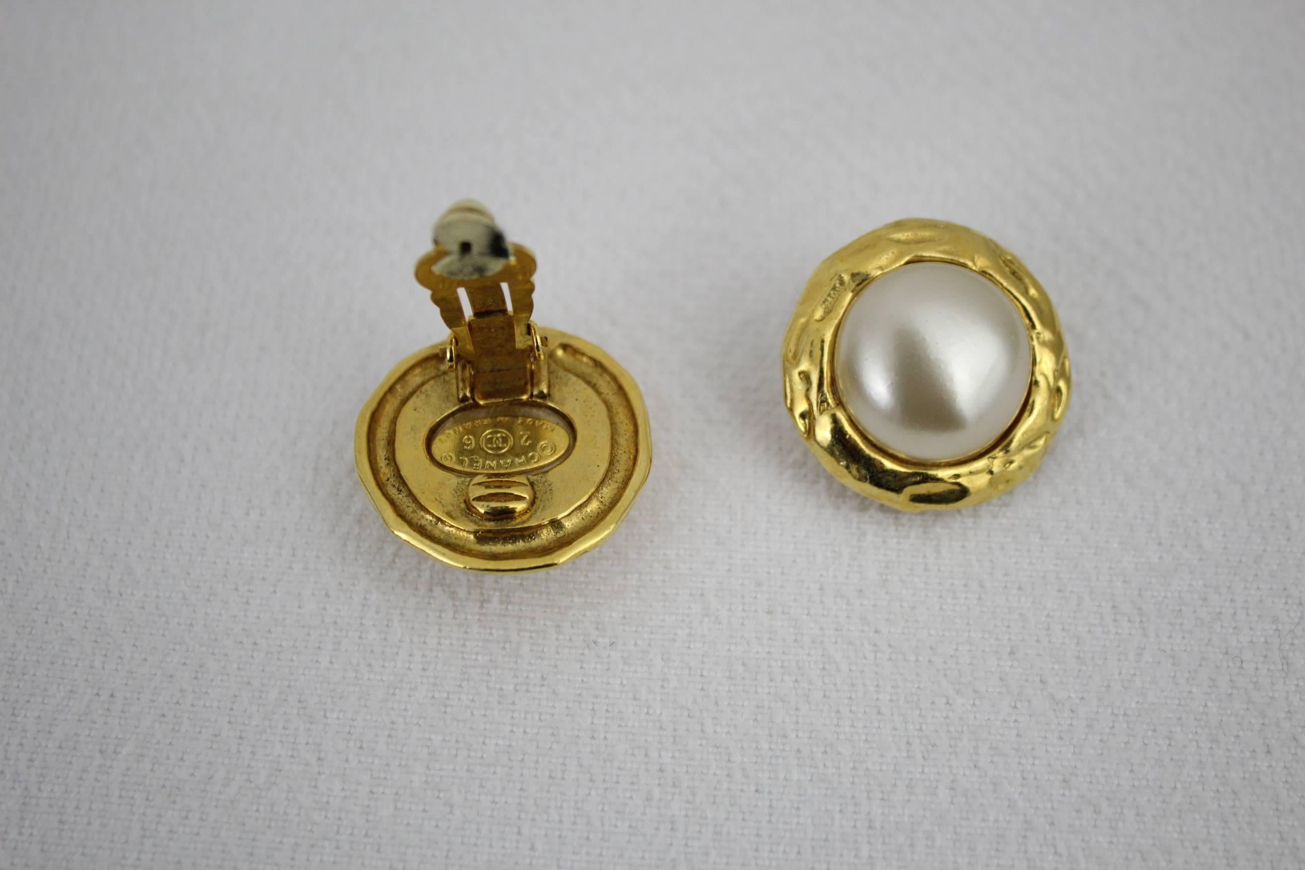 Nice vintage Chanel Gold plated earring with fake pearl.
Clip system
Size 1,2 inches