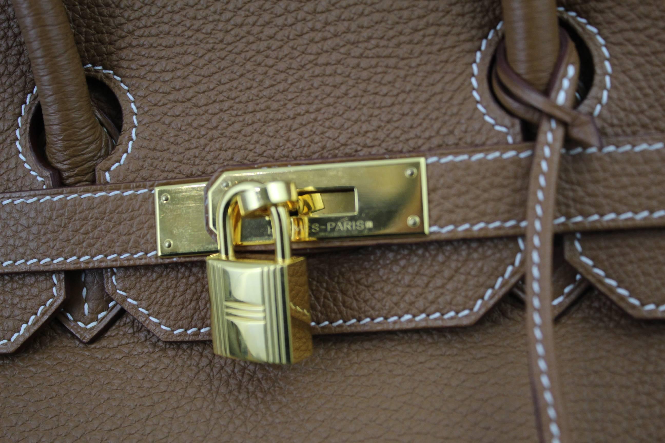 Nothing to say about this bag that you dont know already... amazing Birkin 35 in gold Togo leather with golden hardware. Bag in really good condition haardly used.

Sold with keys, clochette and lock.

Interior in excellent condition

