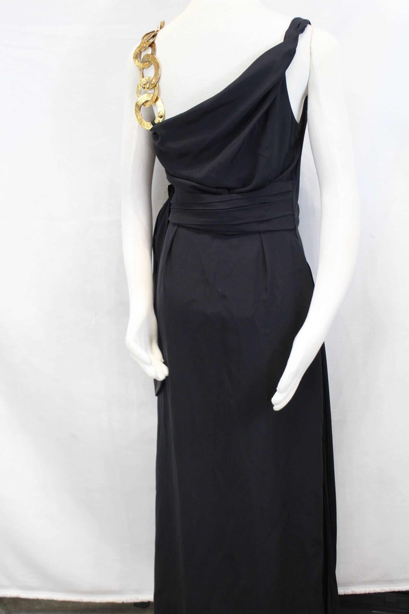 For sale a new never used Louis Vuitton long dress portfolio style.

Lovely piece for a great ocassion. Closing by a buckle signes Louis Vuitton in copper style metal. Also in the shoulder  there are some rings signed with Louis Vuitton.

retail