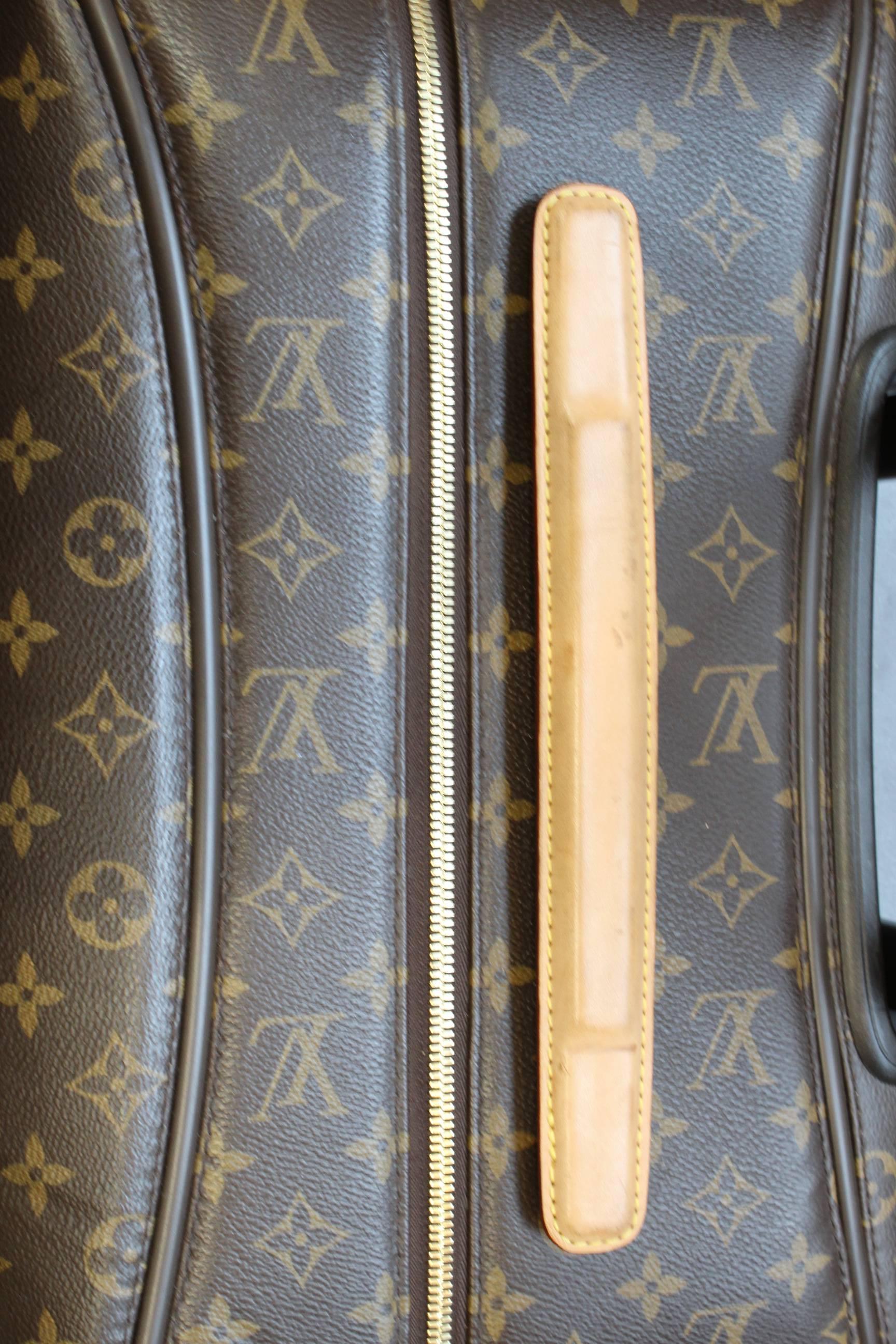 Awesoome Louis Vuitton Zephye Suitcase in monogram canvas.

Interior really clean with different comprtiments.
These size in no longer available at Vuitton

Sold wiith protective bag.

Size 28x17 inches

 