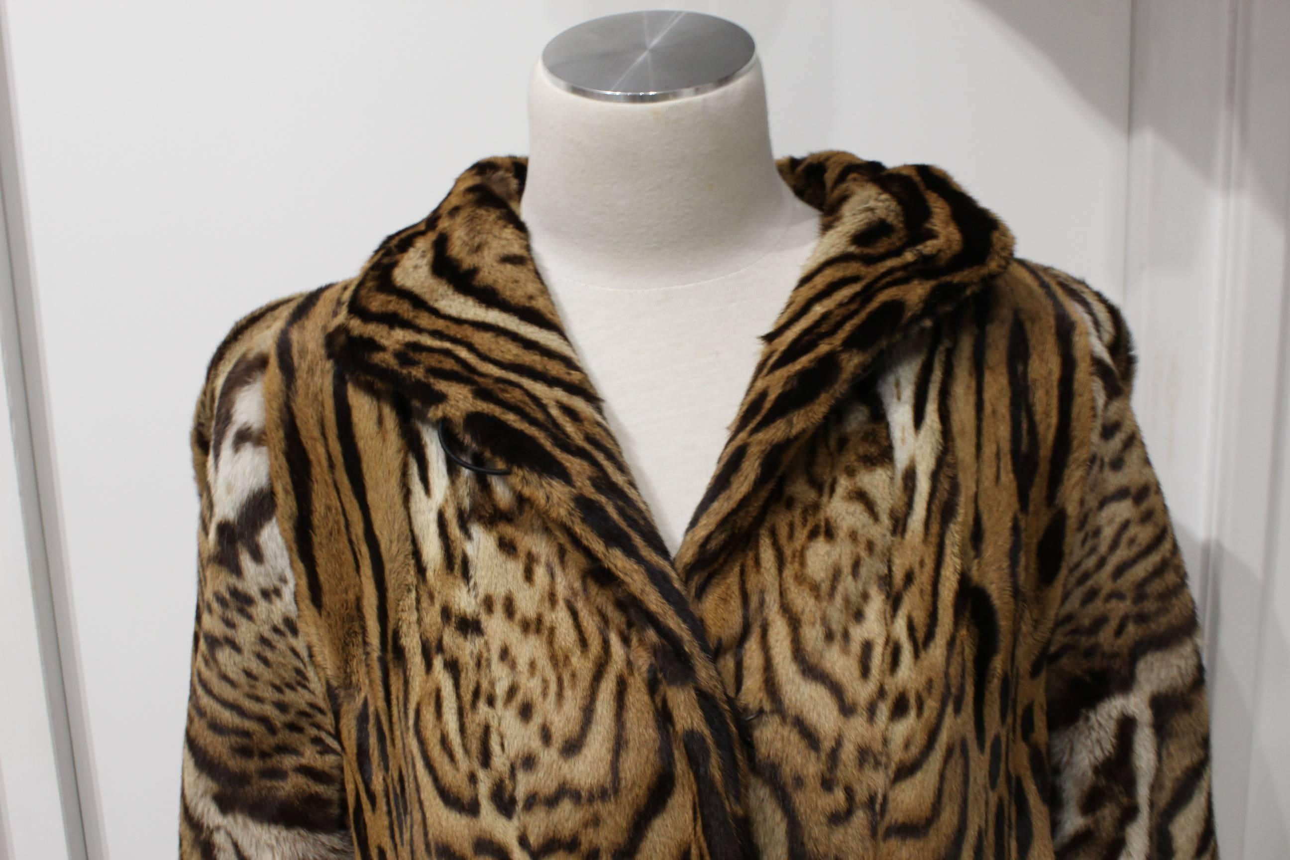 Reeally nice long Ocelot Furr coat. The coat belongs to a person wearing aa size 40 but it can be used from a 40, but its quite big in the shoulders as the cut is a vintage cut.

lenaght 1106 centimetrs.

Some ssmall signs of wear inside of the arms