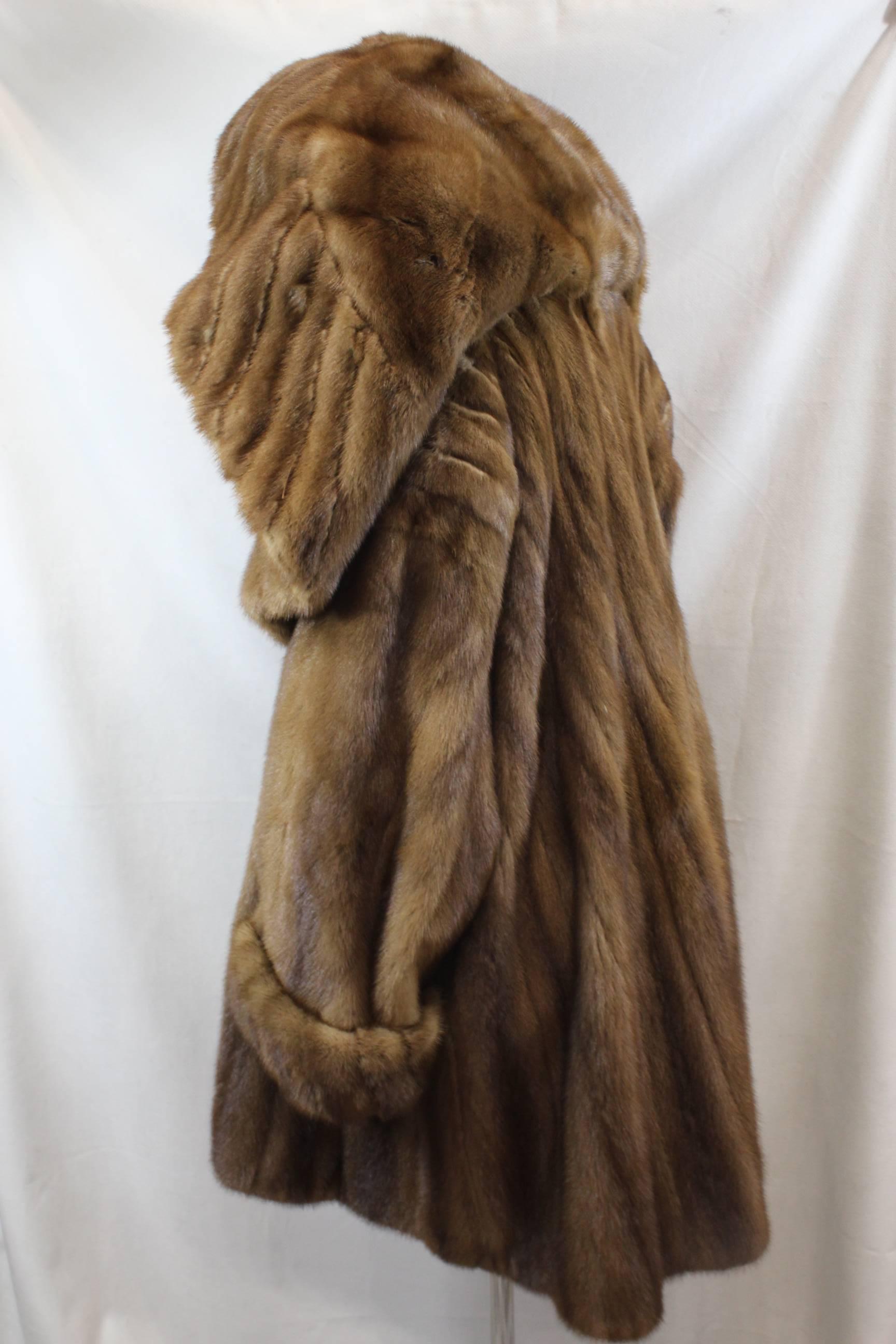 Amazing Mink  Fur Coat Golden Color with Hoodie In Good Condition In Paris, FR