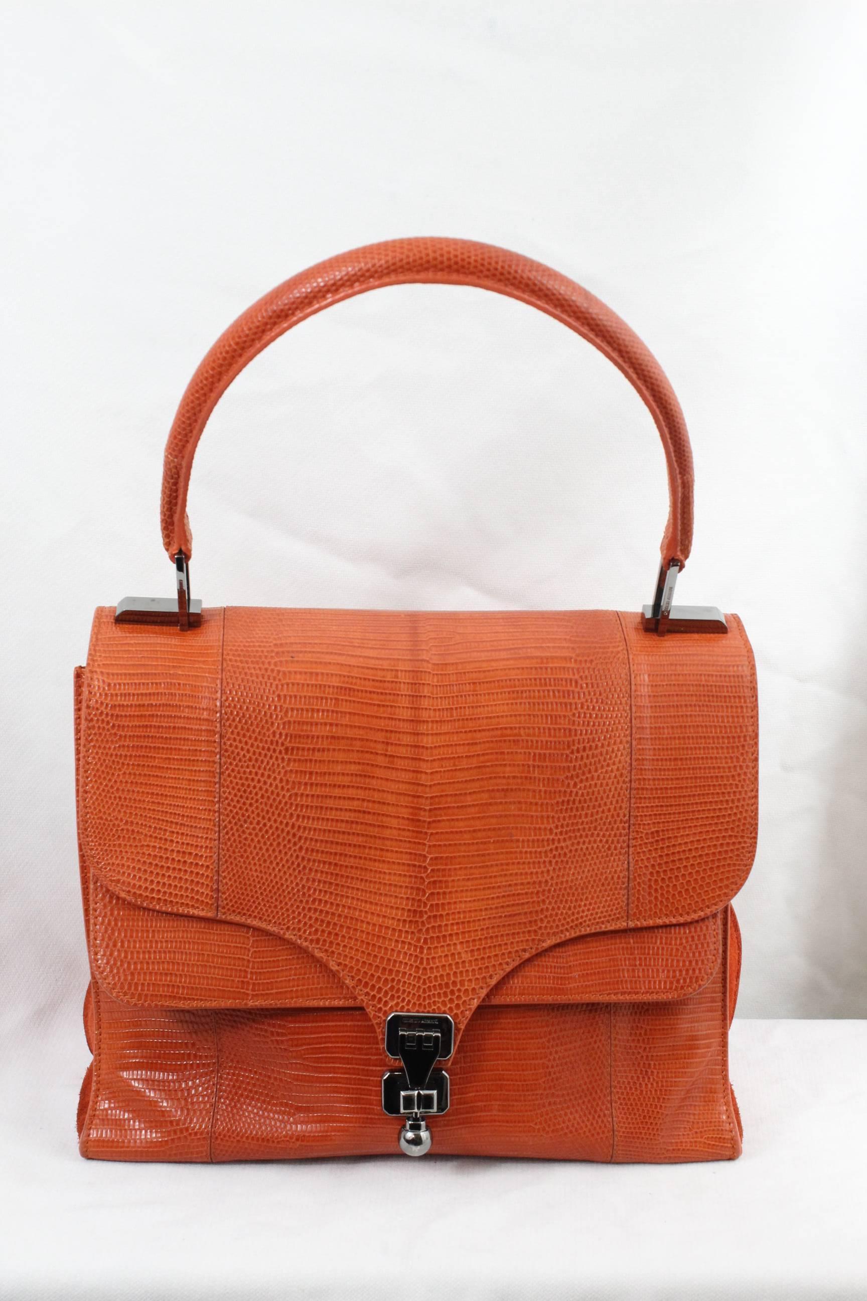 Nice Giorgio Armani Bag in lizard and suede.

Loàvely orange color.

Good condition but ssome signs of wear inside.

Fom similar to the iconique Celine Bag

With Cards.

Size (wings closed): 30x25 cm