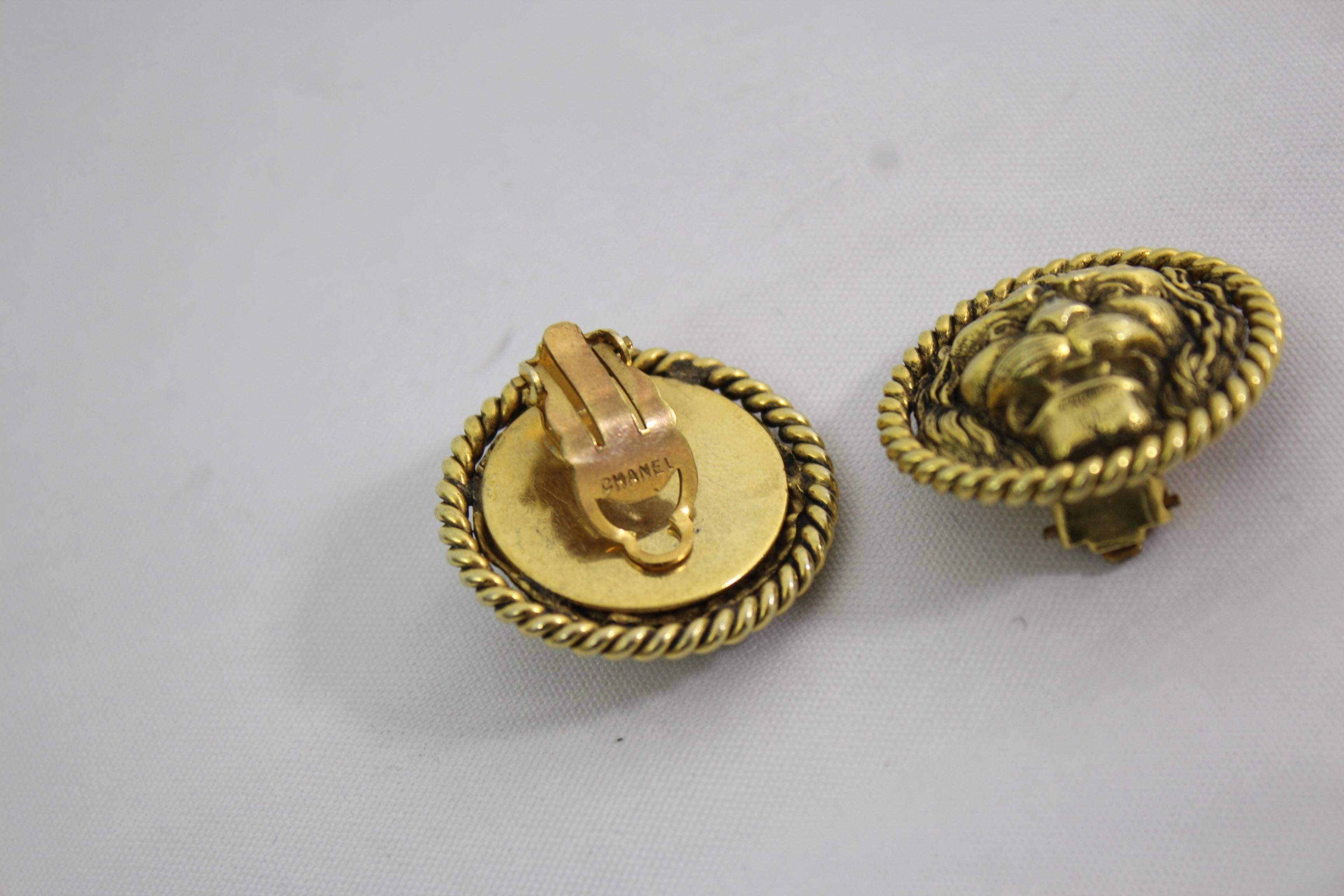 Awesome pair of Chanel Earrings in gold plated metal.

Clip system

Signed in the back

