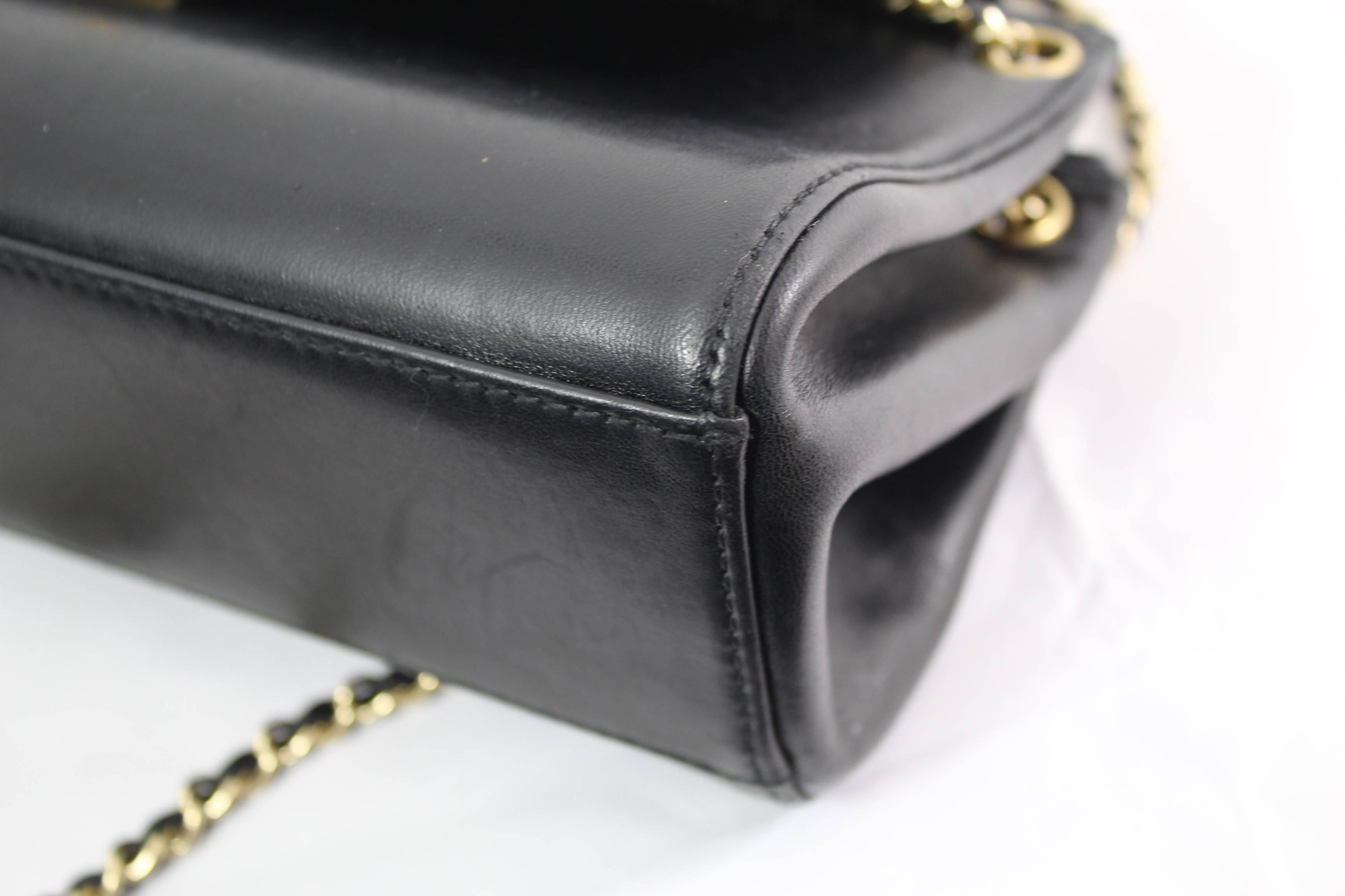 Chanel Black Lambskin leather and golden hardware shopper bag.

Siimple ou double chain
2.55 clasp
Good conditon, some signs of wear
Size 10x6.5 inches

Chain in really good cndition