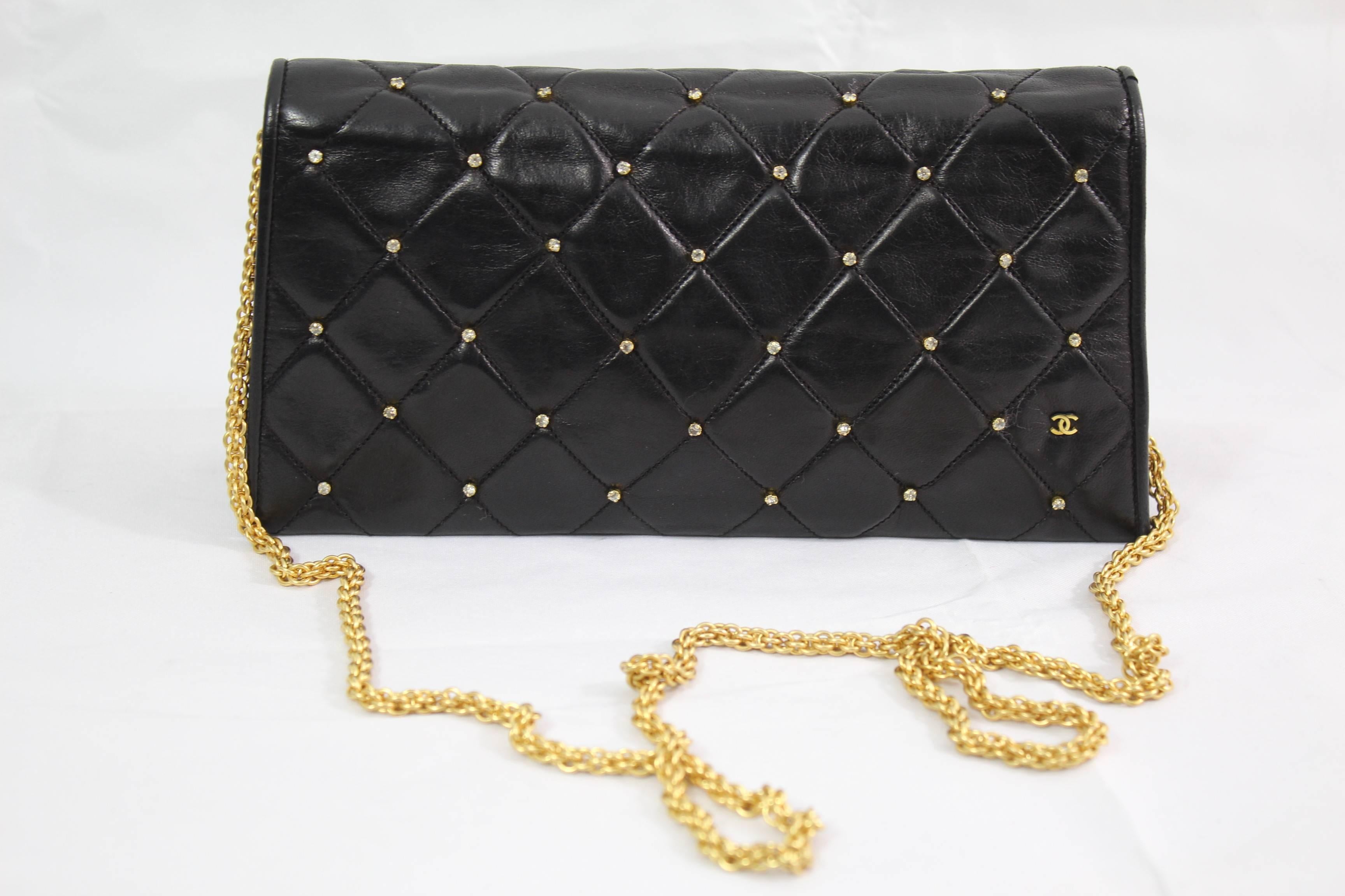 Chanel Vintage bag in Lambskin Leather and golden hardware.

Swarovski crystals in the leather

Really good condition

Chain in really good cndition

No hologram cause bag from before 1985