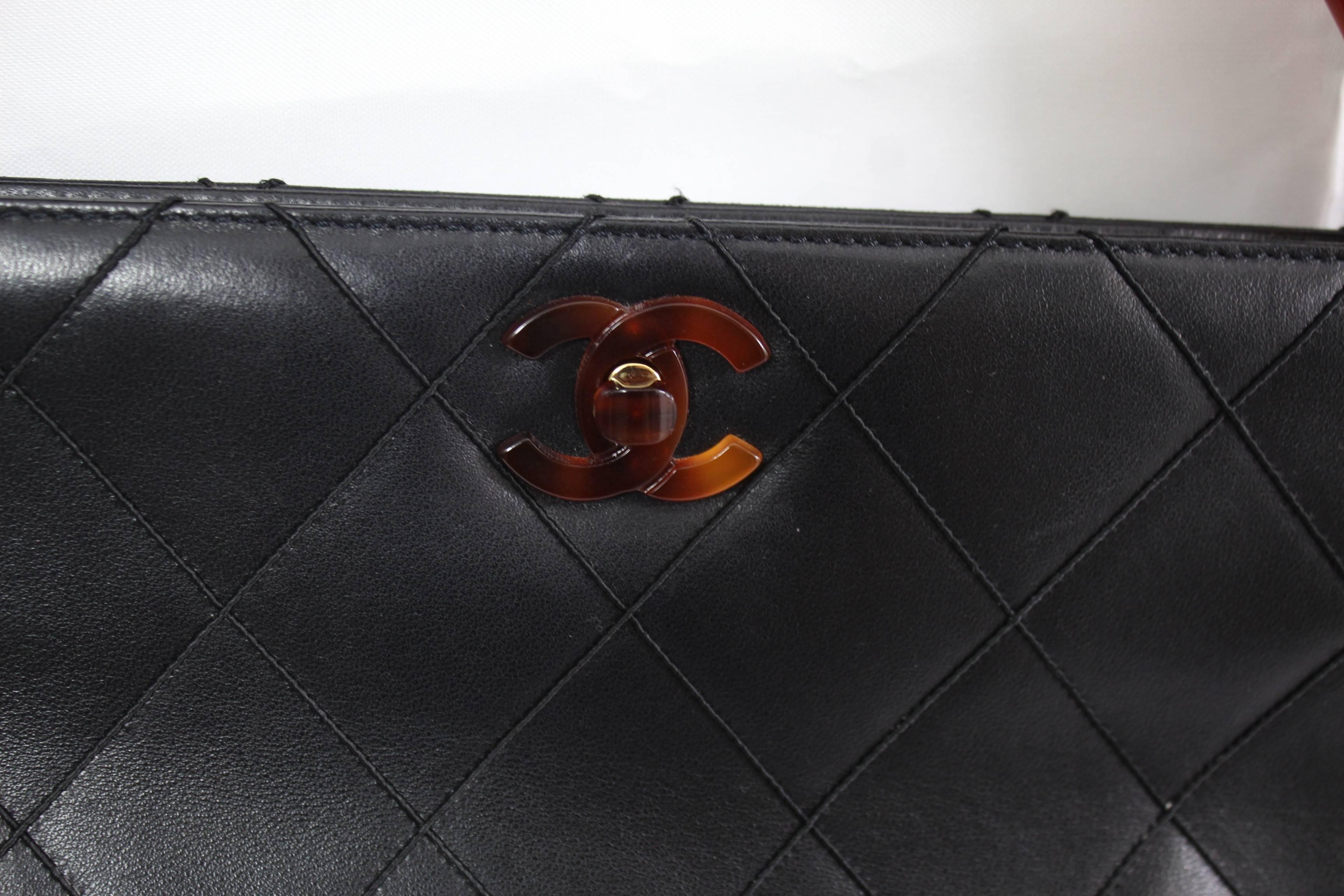 Chanel Vintage bag in Lambskin Leather and bakelite hardware and handles

Really good condition

Size 11.5x9