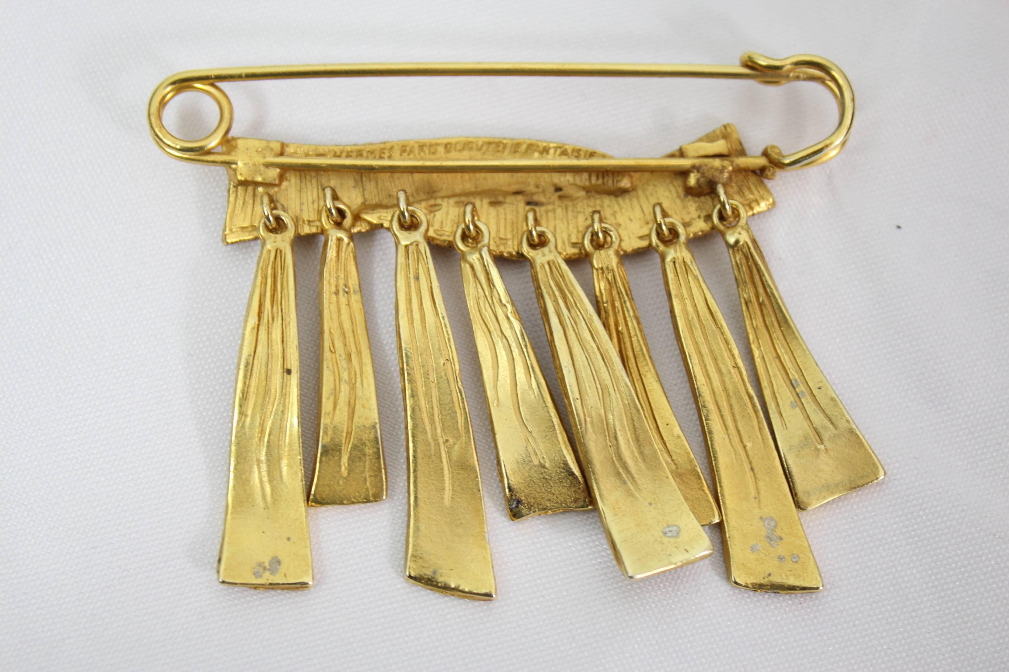 Vintage Hermes gold plated meta Brooche.

Signed in the back.

Good condition, some signs of wear in the golden part ( please zoom photos)

Lenght 7 centimeters