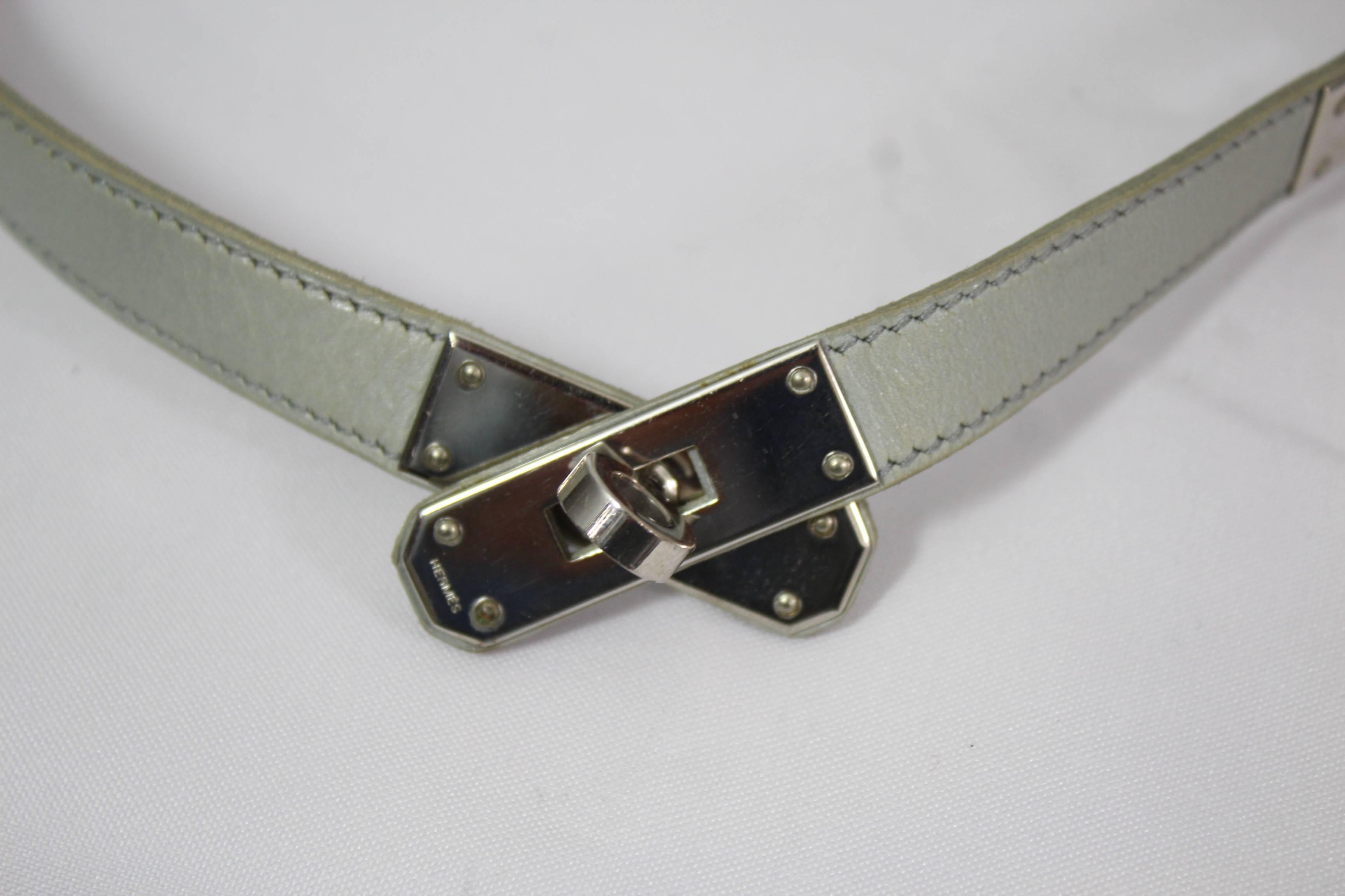 Hermes kelly necklace in leather and palladium plated metaal.

Some signs of use in the leather.