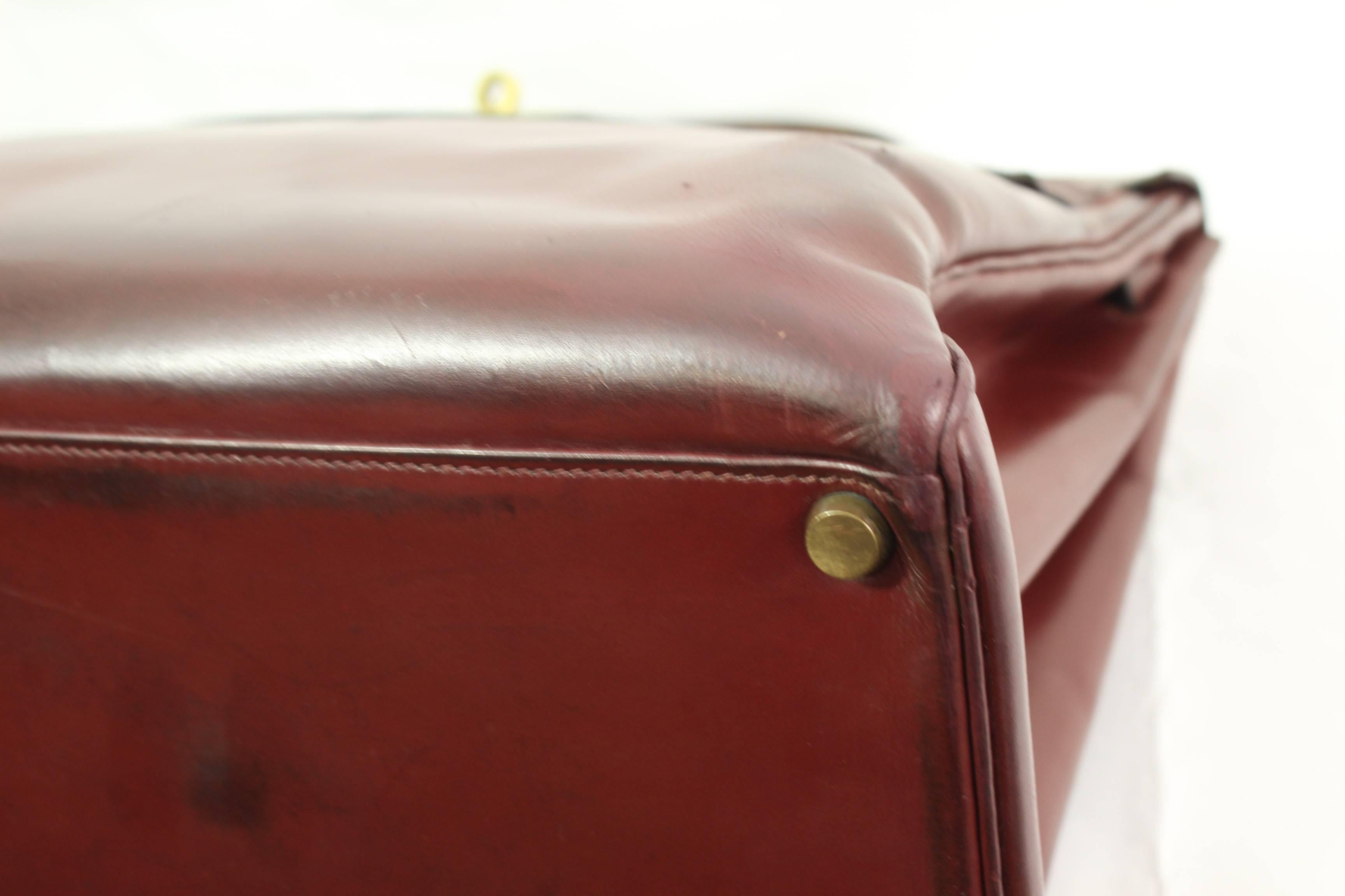 Vintage Hermes 35 bag in burgundy box leather.

Condition: good vintage condition for an item from the 60's. Light cracking on the leather 
Some shade sin the leather.

Signs of use in the handle ( check images)

Sold without padlock

Clean