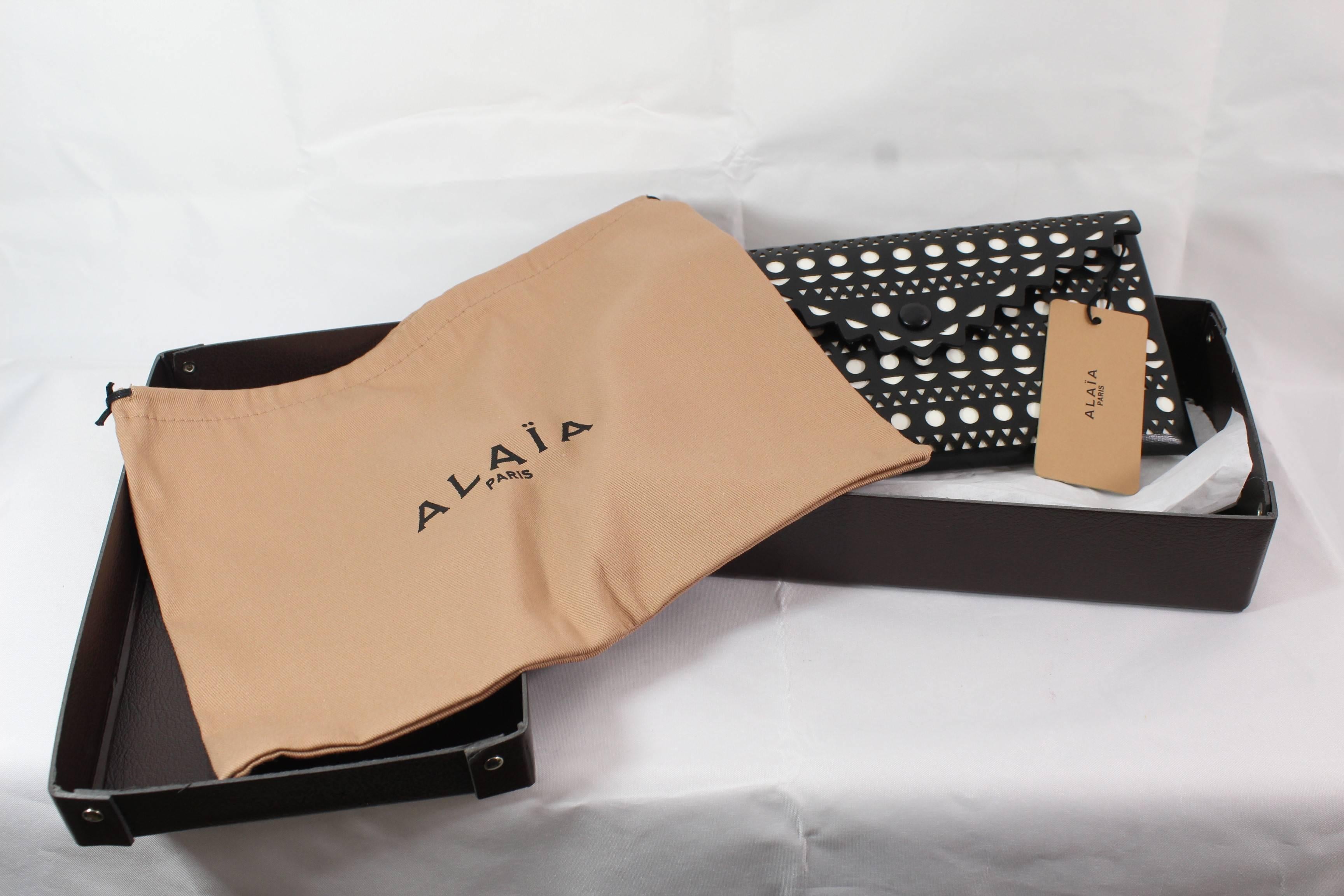 Small Alaia Pouch with perforated design.

new in box never used

Size 8.7 inches