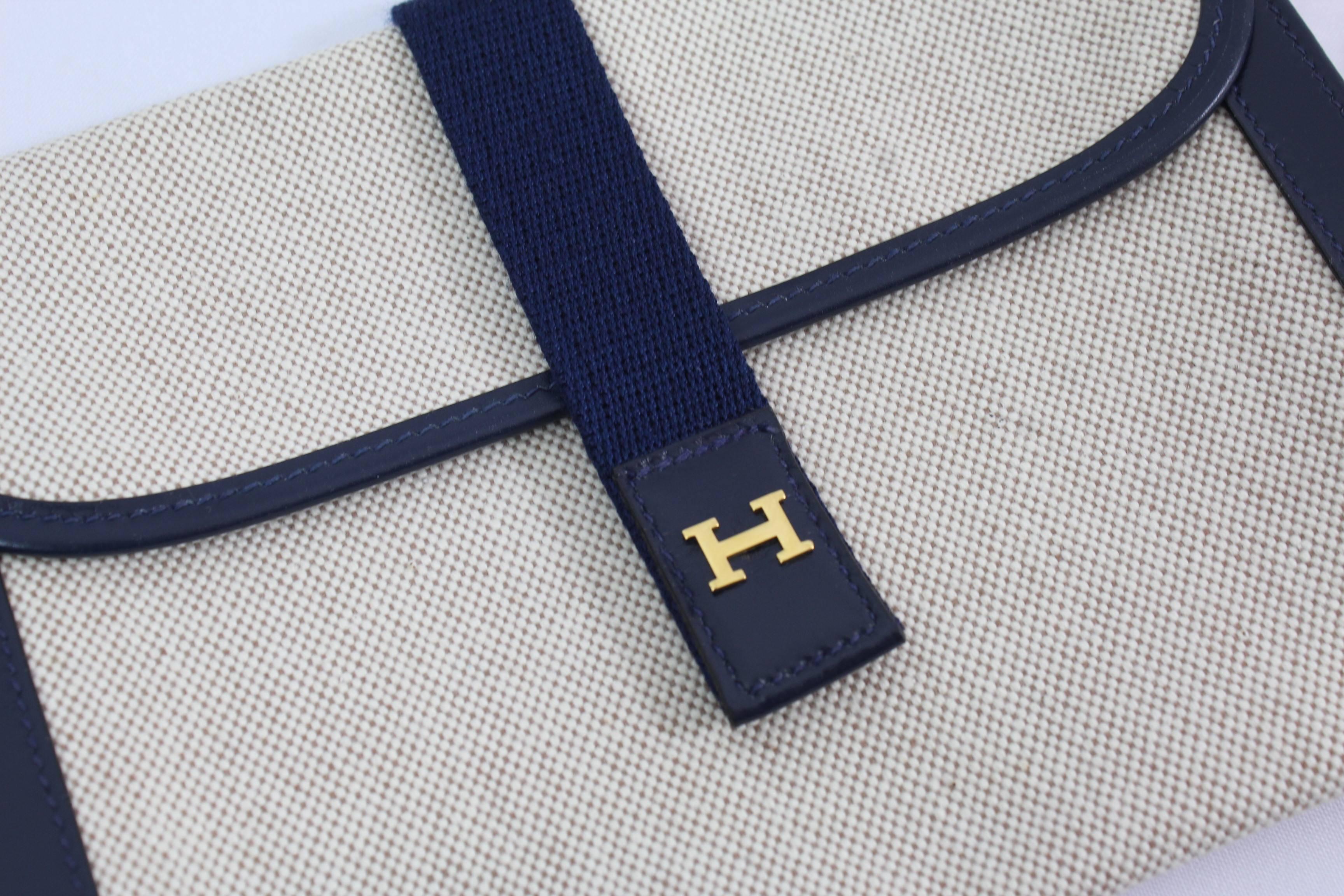 Really nice Hermes clutch in navy leather and canvas.

Excellent vintage condition

Interior really clean

Size  21x15