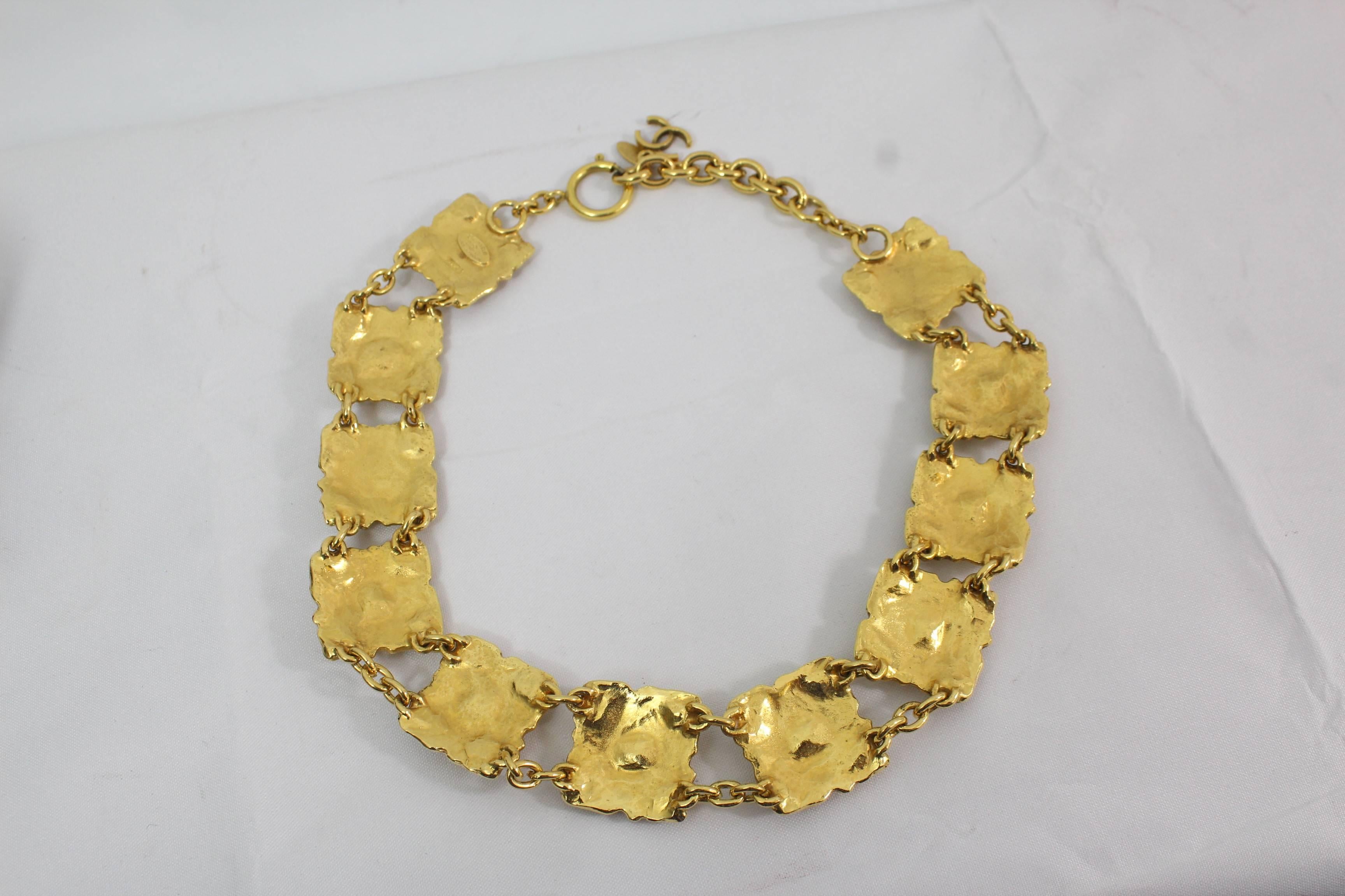 90's Chanel Vintage Golden Metal Necklace In Good Condition For Sale In Paris, FR