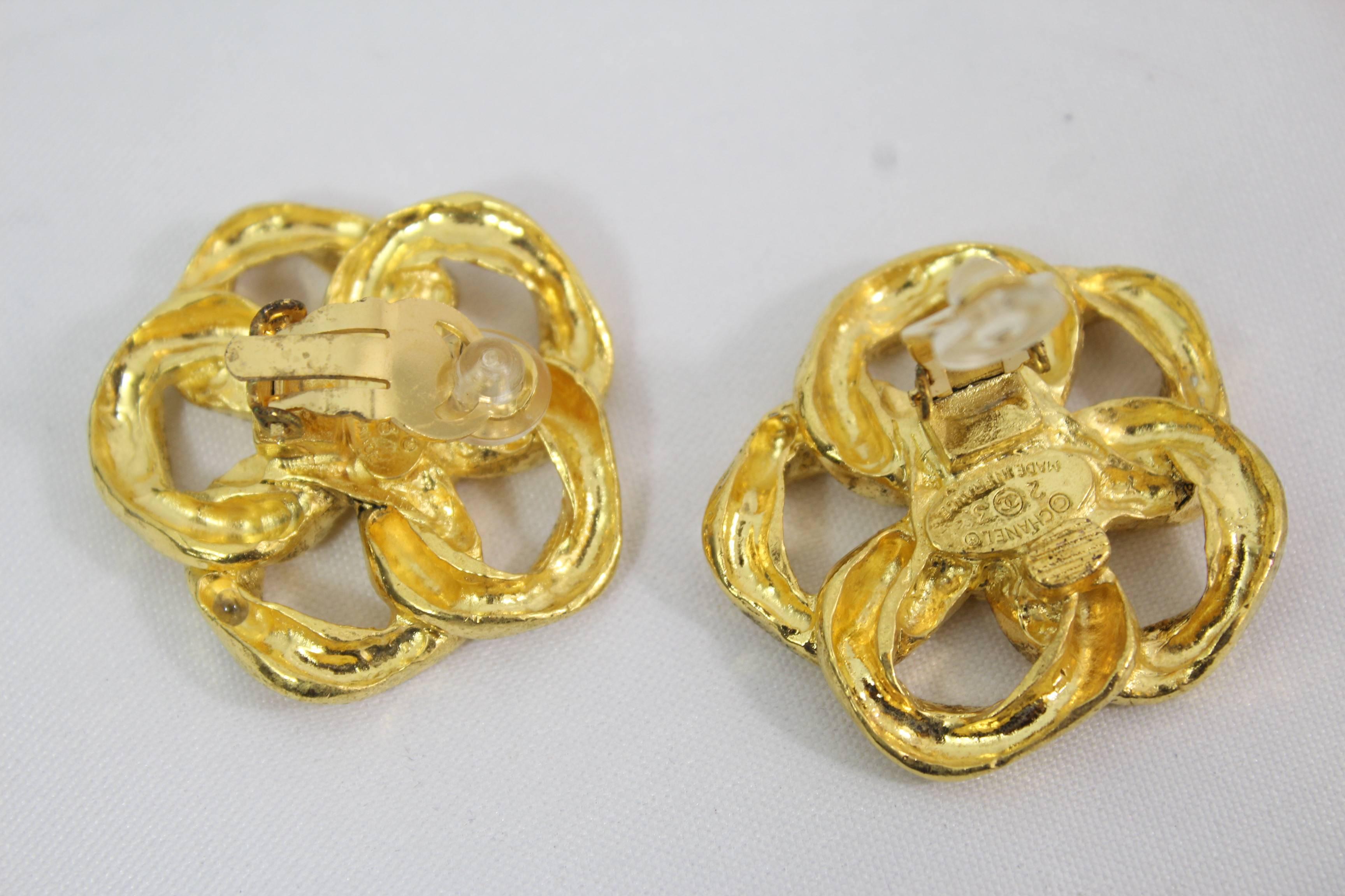 Awesome pair of Chanel Earrings in gold plated metal.

Clip system

Signed in the back

1.5 inches