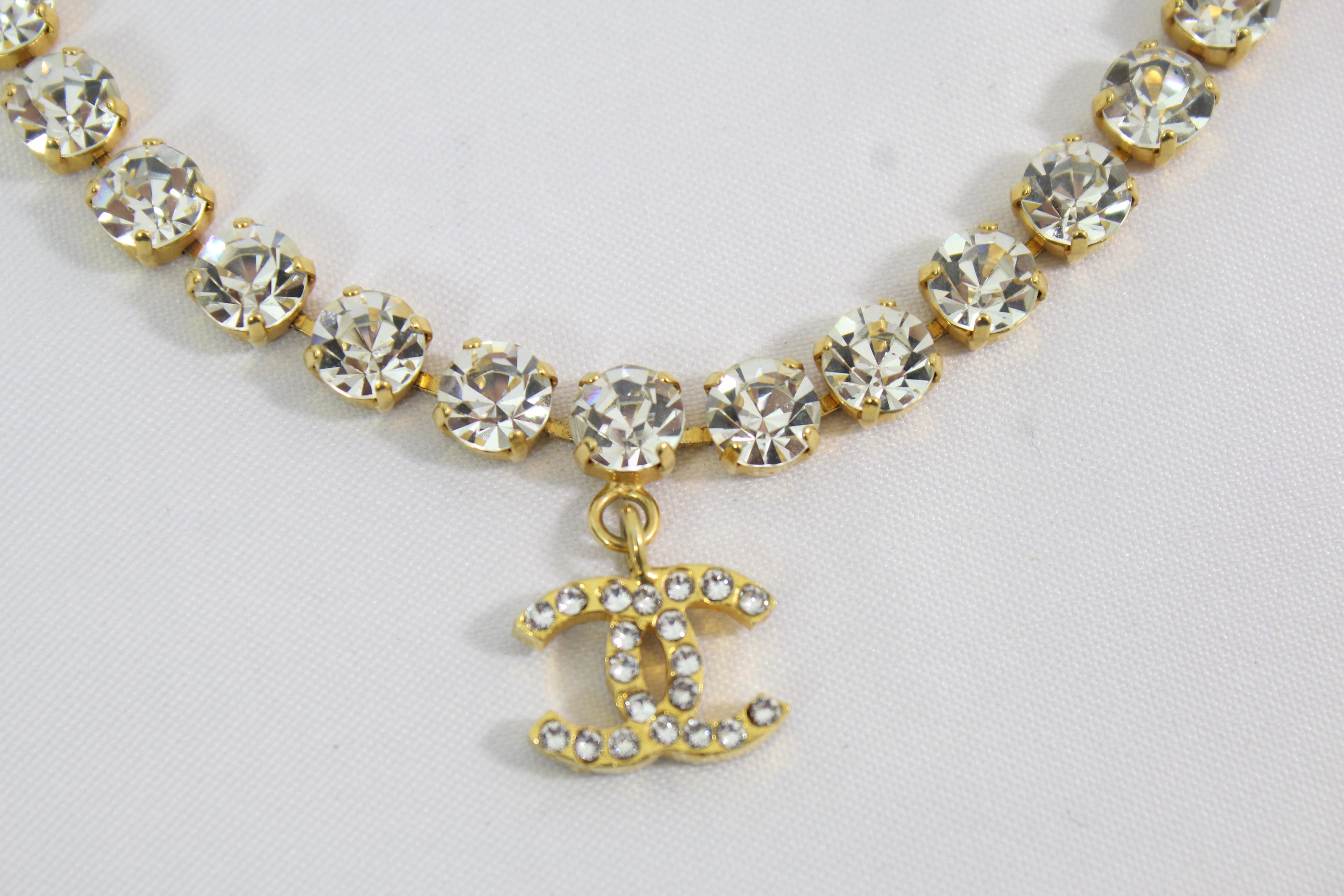 Chanel Vintage Gold Plated necklace with Swarovsky crystals and double CC pendant
Signed in the back
Necklace in good vintage condition
Length 18 inches
Sold with Box and paper bag
Lenght 14.5 inches