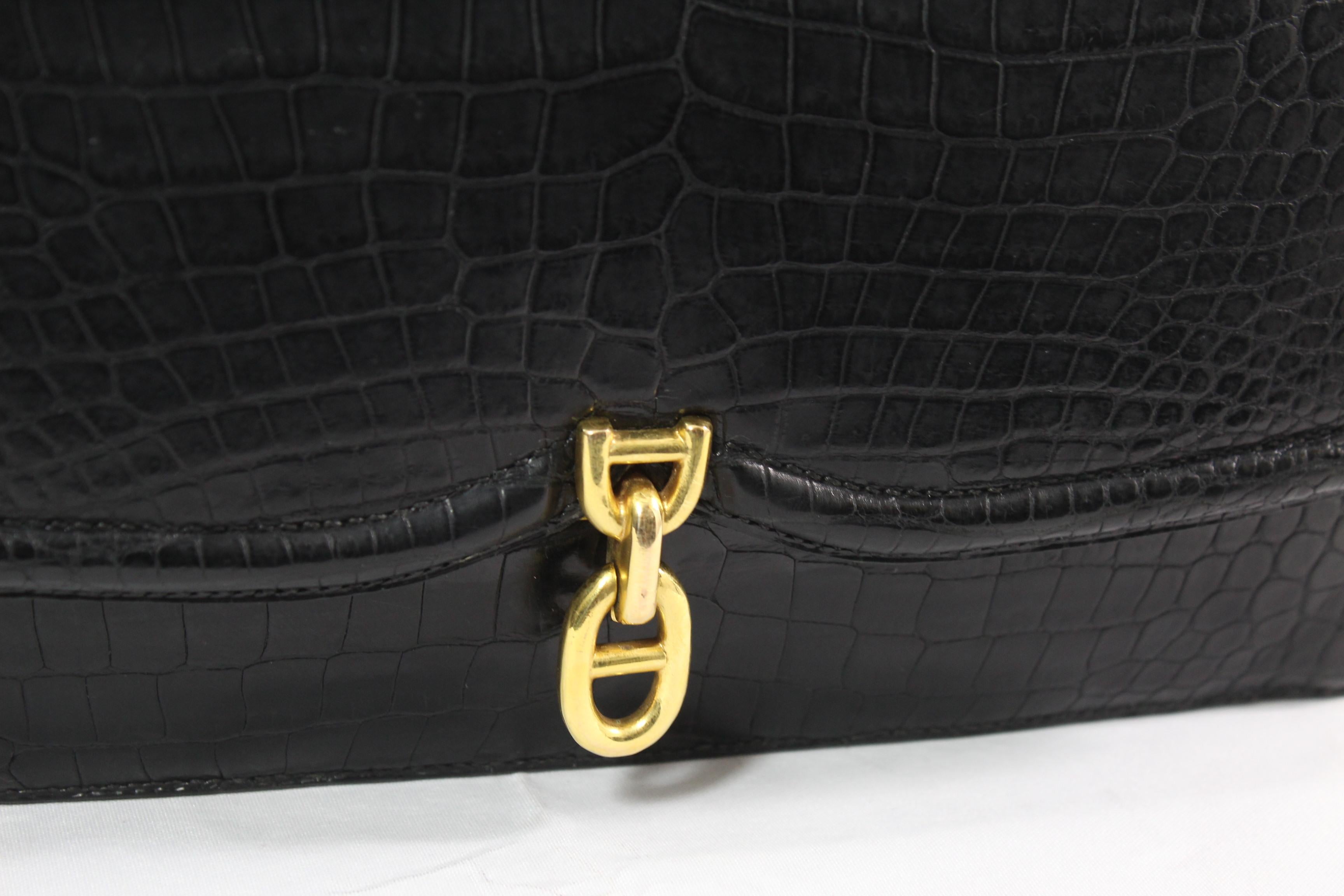 Nice Vintage hermes bag in crocodile and black leather with golden hardware.
Good vintage condition
Signature Hermes paris (bag from the 60's)
No Cites. So check your country regulatiion regarding the importation of exotic leather
Size 10x7 inches