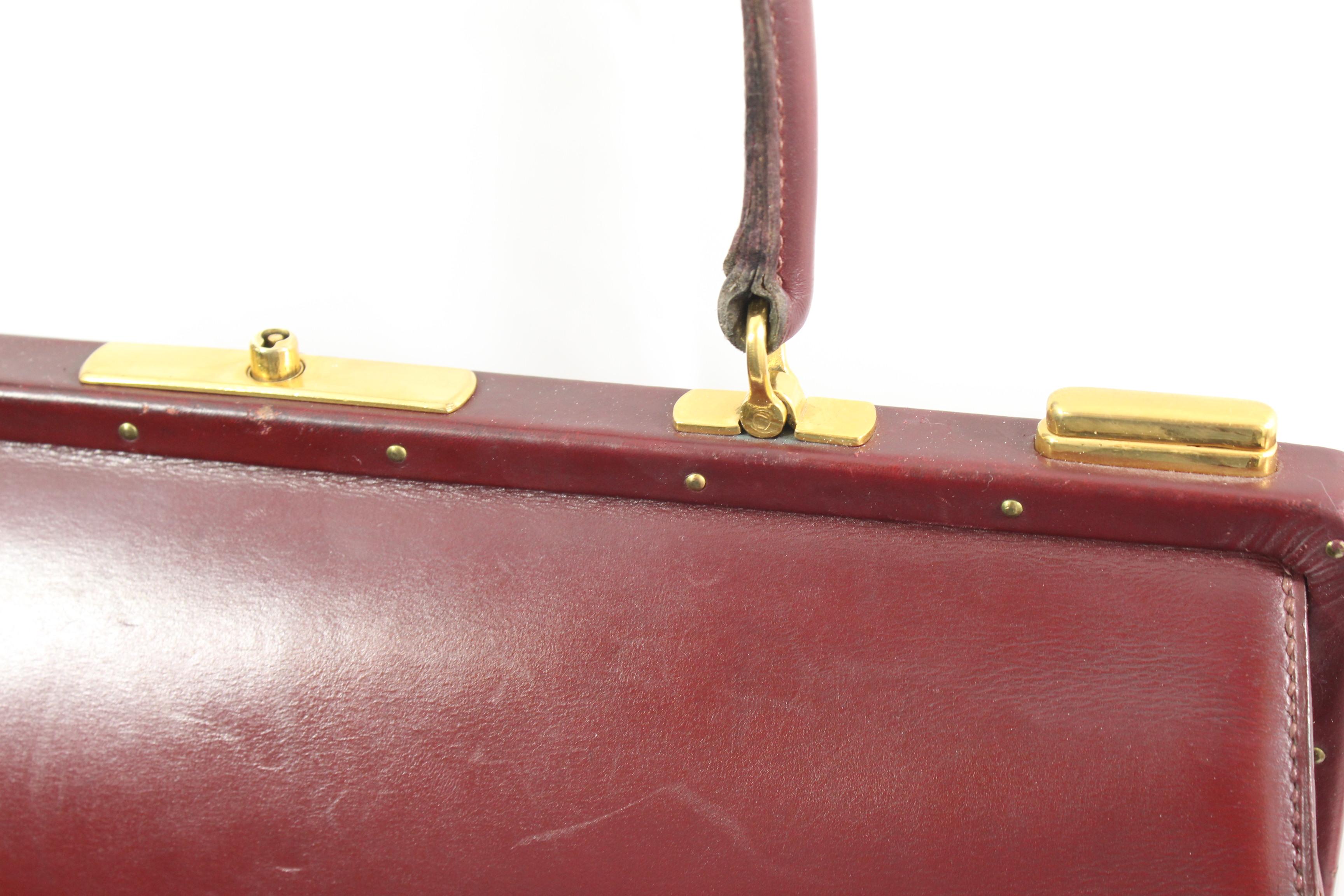 Hermes Vintage Doctor bag in burgundy leather. 
Really nice vintage condition however it presents some signs of use. 
Sold with kety and clochette. 
Closing system working perfectly ( you have to push the lock to open it) 
Nice colelctor piece from