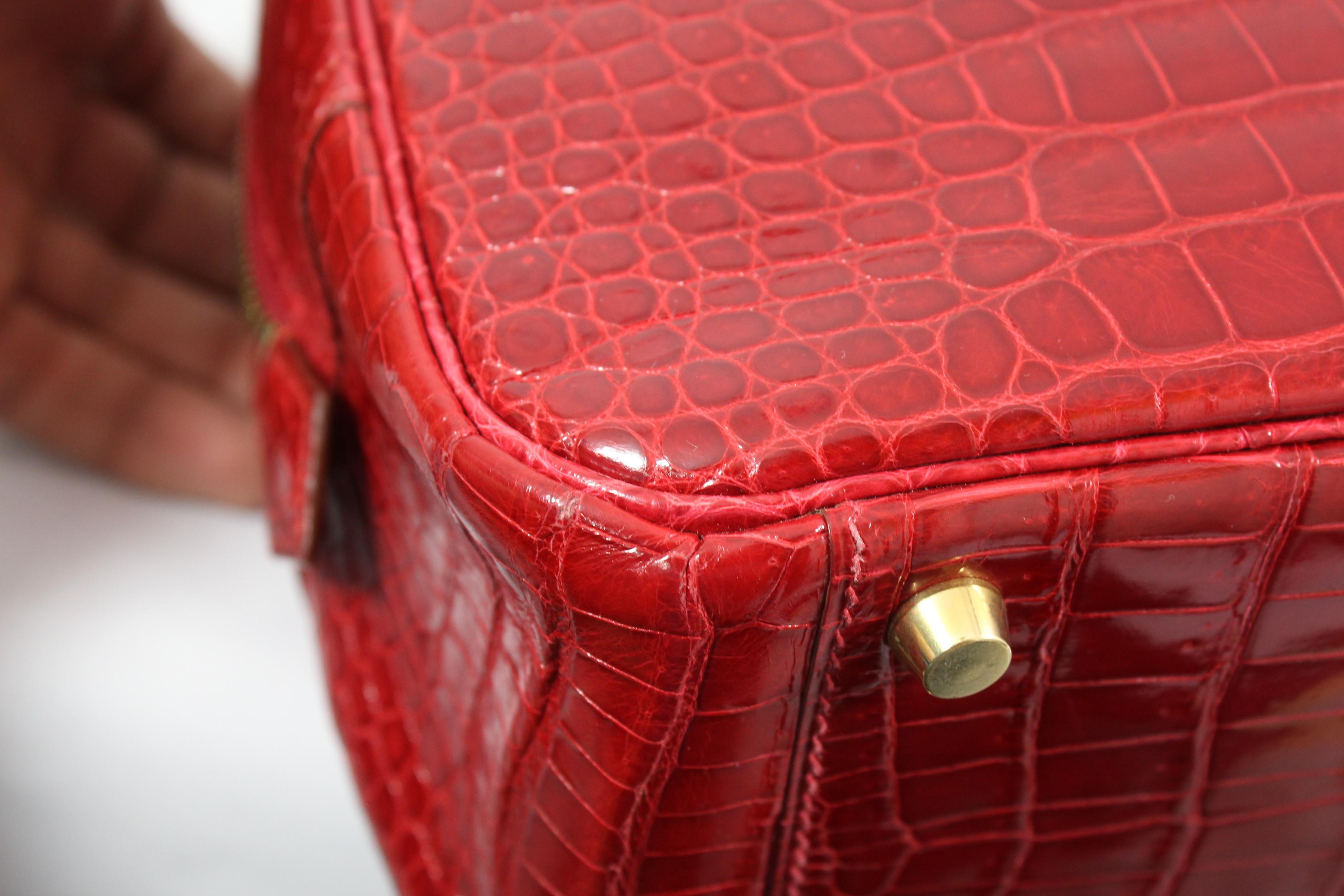 1998 Hermes Plume in Red Porosus Crocodile Leather. Excellent Condition In Excellent Condition In Paris, FR