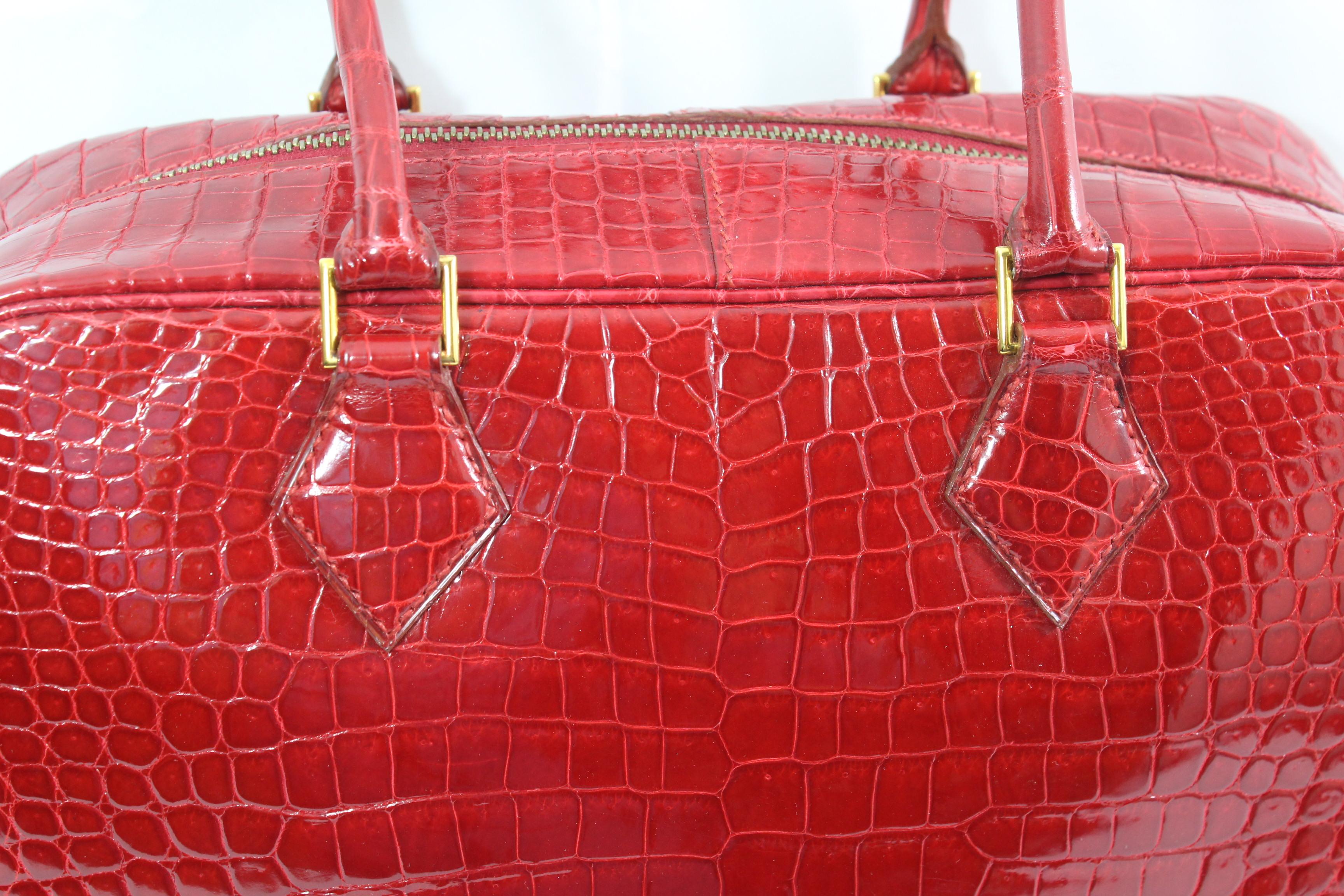 Hard to find 119998 Hermes Plume bag in red Porosus crocodile.
Letter B in a square. Really good condition, almost no signs of use but the bag is not new.
No CITES so check the regulation of your country regarding exotics skins
Size 11x8 inches