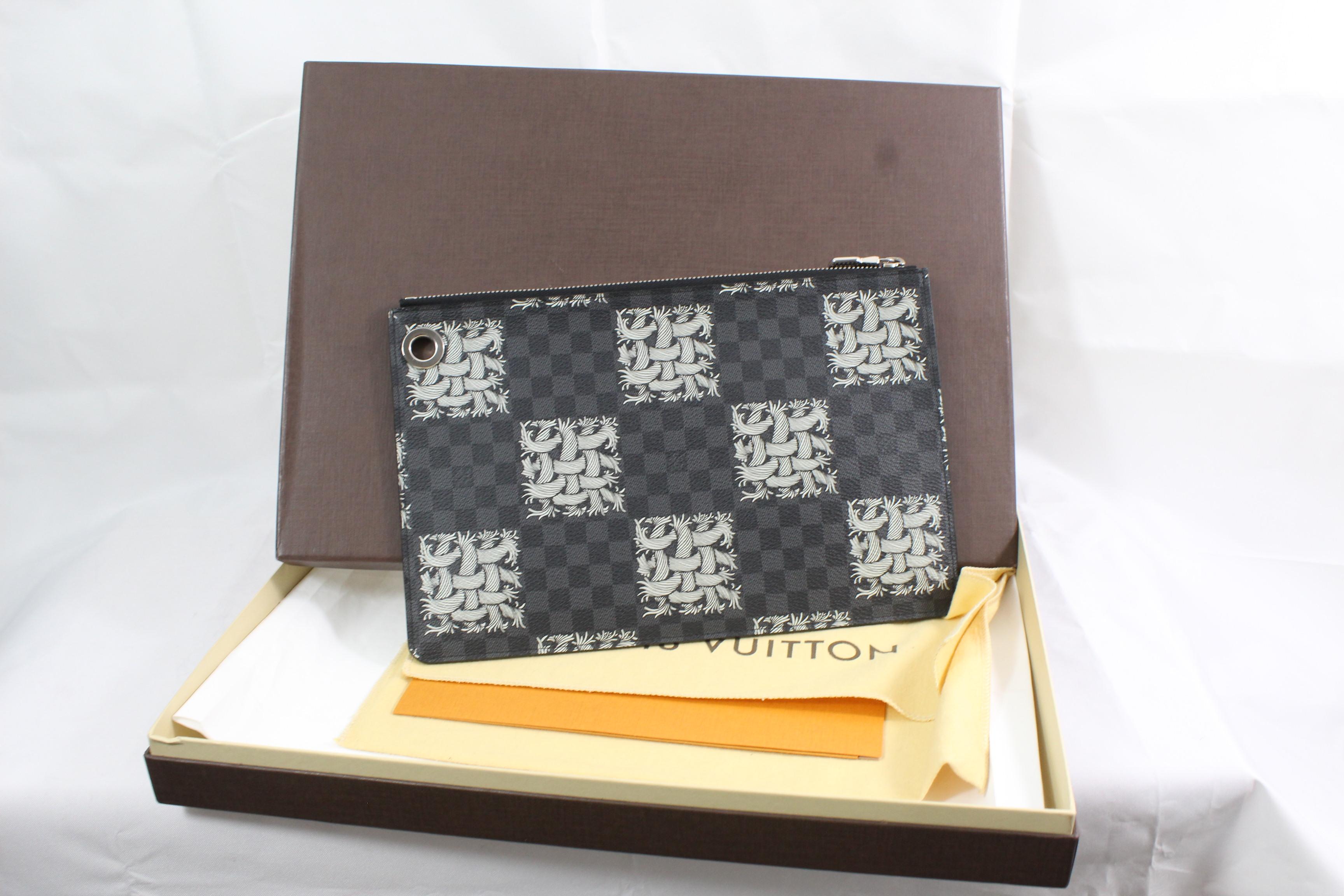 Men's Louis Vuitton Collectible Damier Graphite Cristopher Memeth Clutch

Comes with box, dusst bag and invoece.

Size: 10.5x7.5 inches