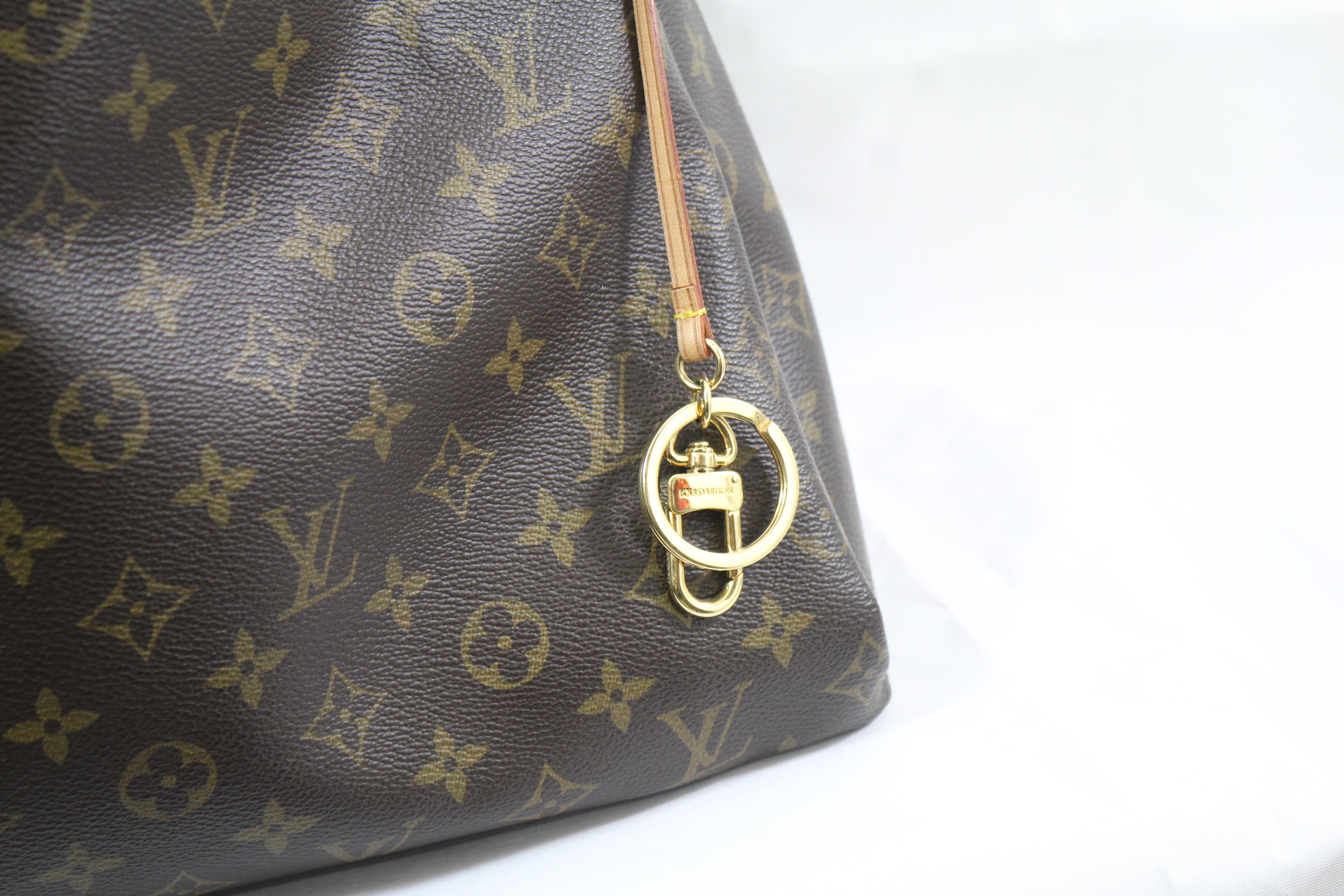 Lovely louis Vuitton Artsy Bag, an iconic bag from Louis Vuitton with its lovely handle.

Good condtion light signs of use.

16 x 12.6 x 7.5 inches 