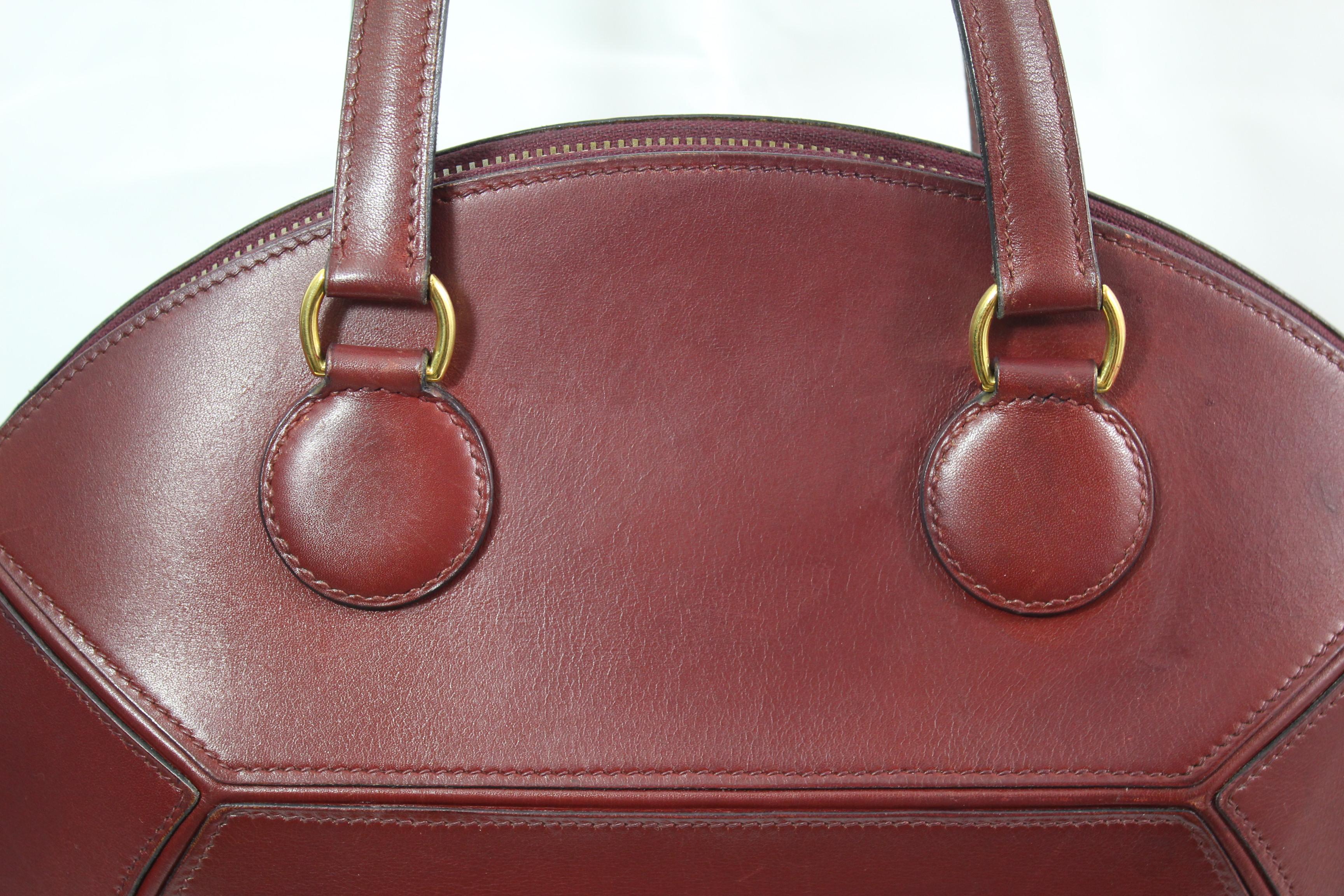 Hermes Vintage Ile de Shiki bag in burgundy box leather. Really good vintage condition, 
Used but no major defect. 
Clean interior. 
Size 9x11 inches or 24*28 cm