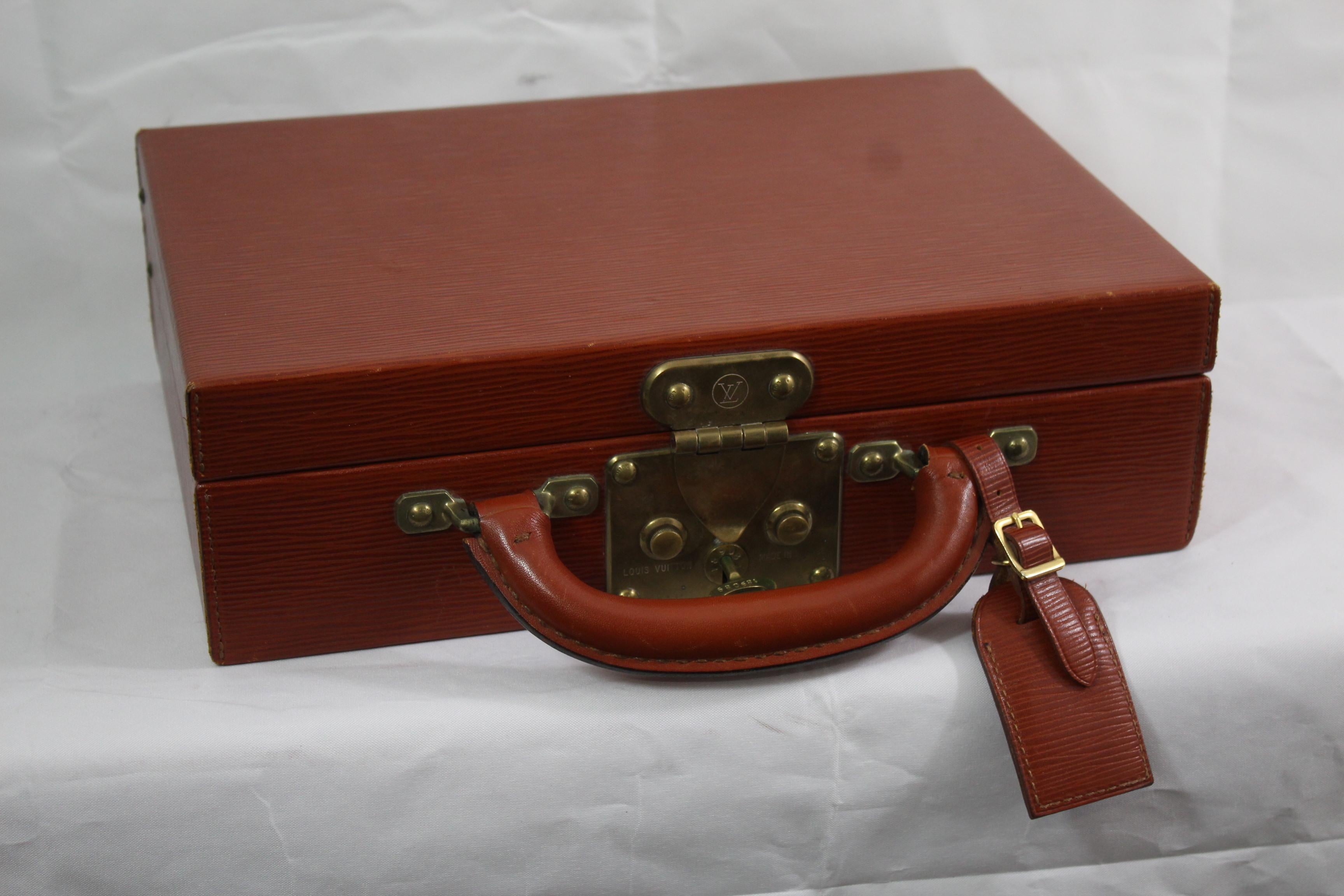 Awesome Louis Vuitton Vintage jewlery case in Brown Epi leather
Sold with 2 keys and clochette (without the link in  leather ) and the adresse tag.

Good vintage condition some light signs of use.

Size 22x31 centimeters
