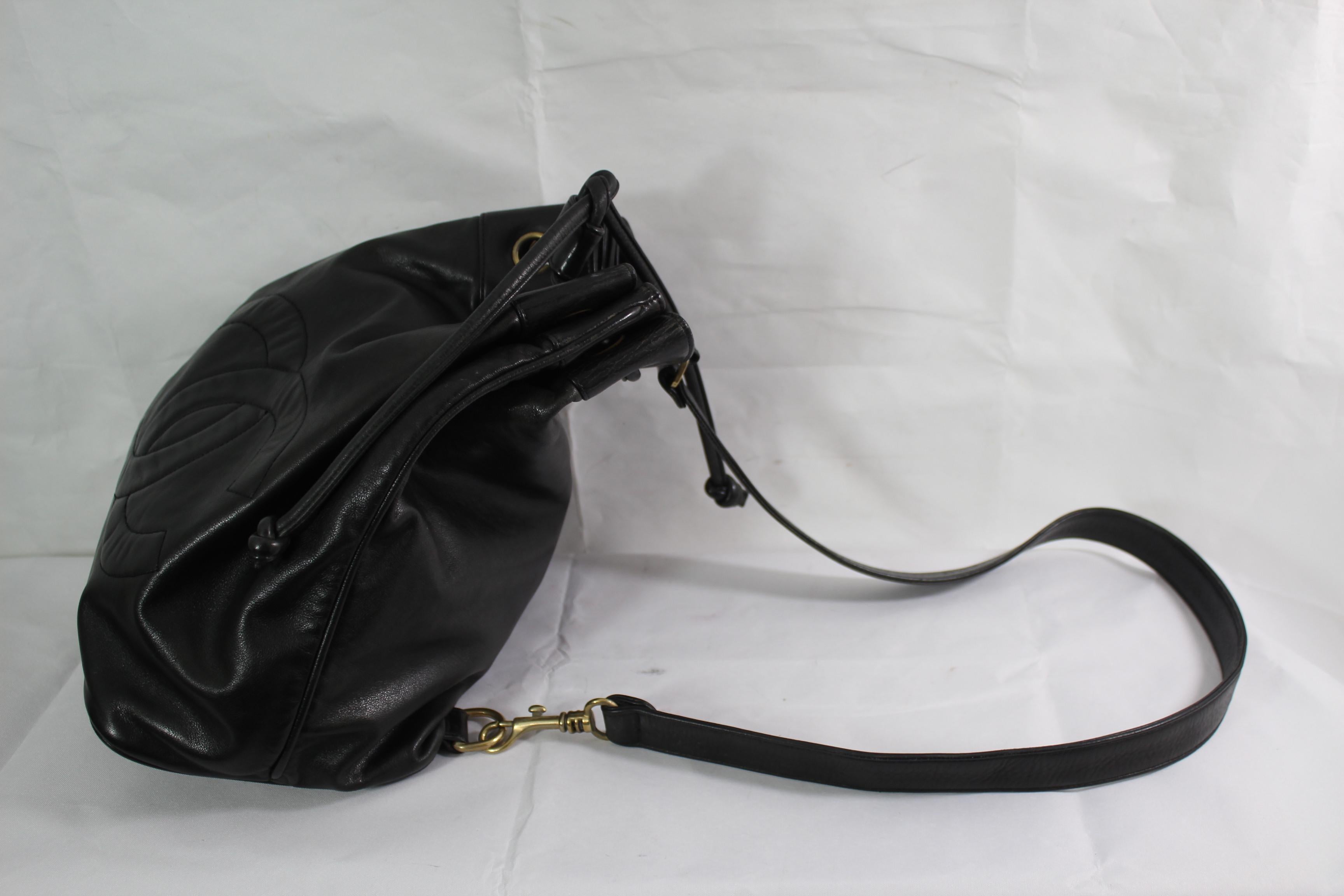 Chanel Vintage Black  Leather Backpack In Good Condition In Paris, FR