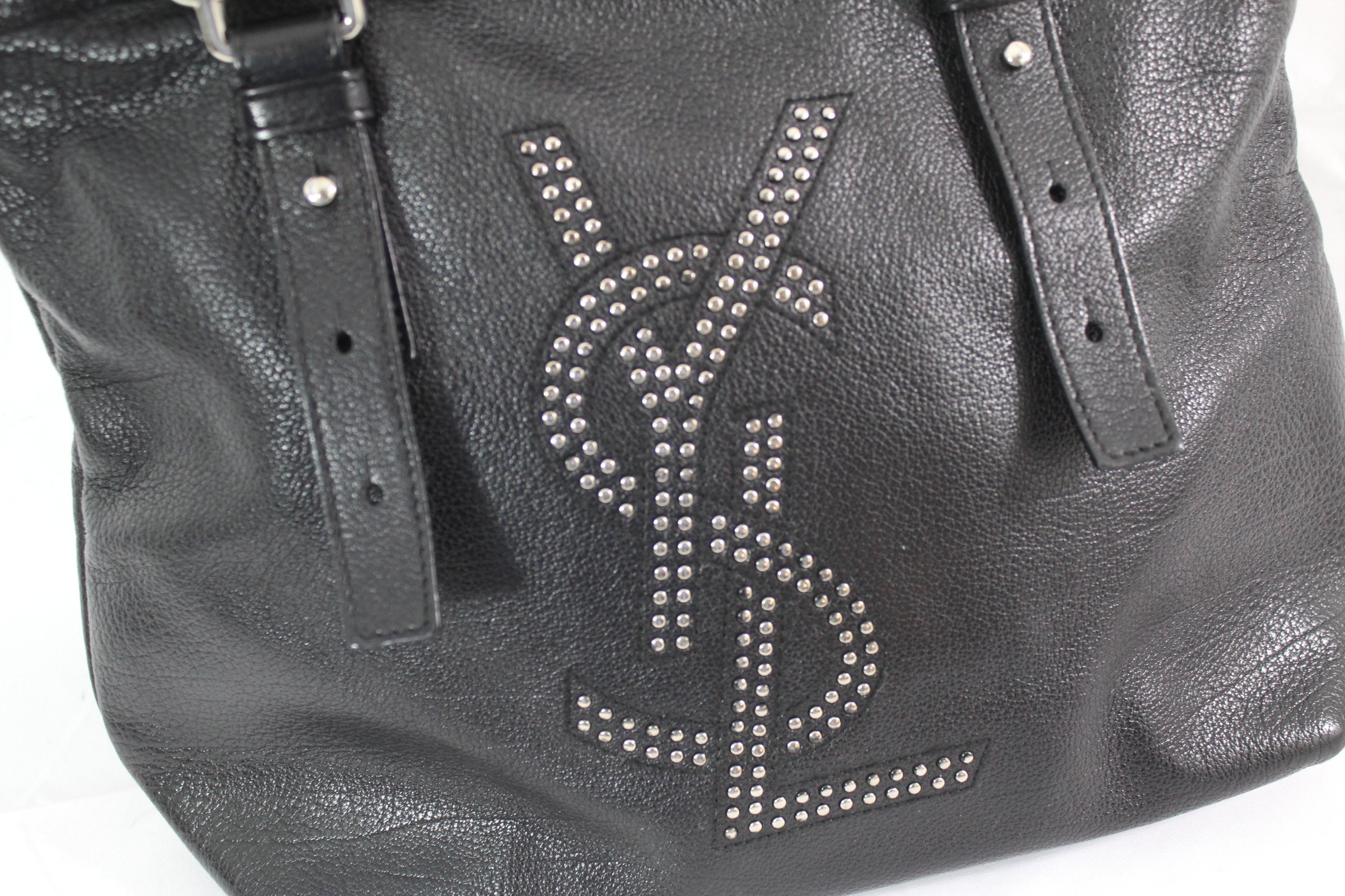 Nice Vintage YSl Studded Logo Yves Saint Laurent Bag.

Bag used but in good vintage condition, no major sign of use. Corner in good condition

Size 26*28 cm
