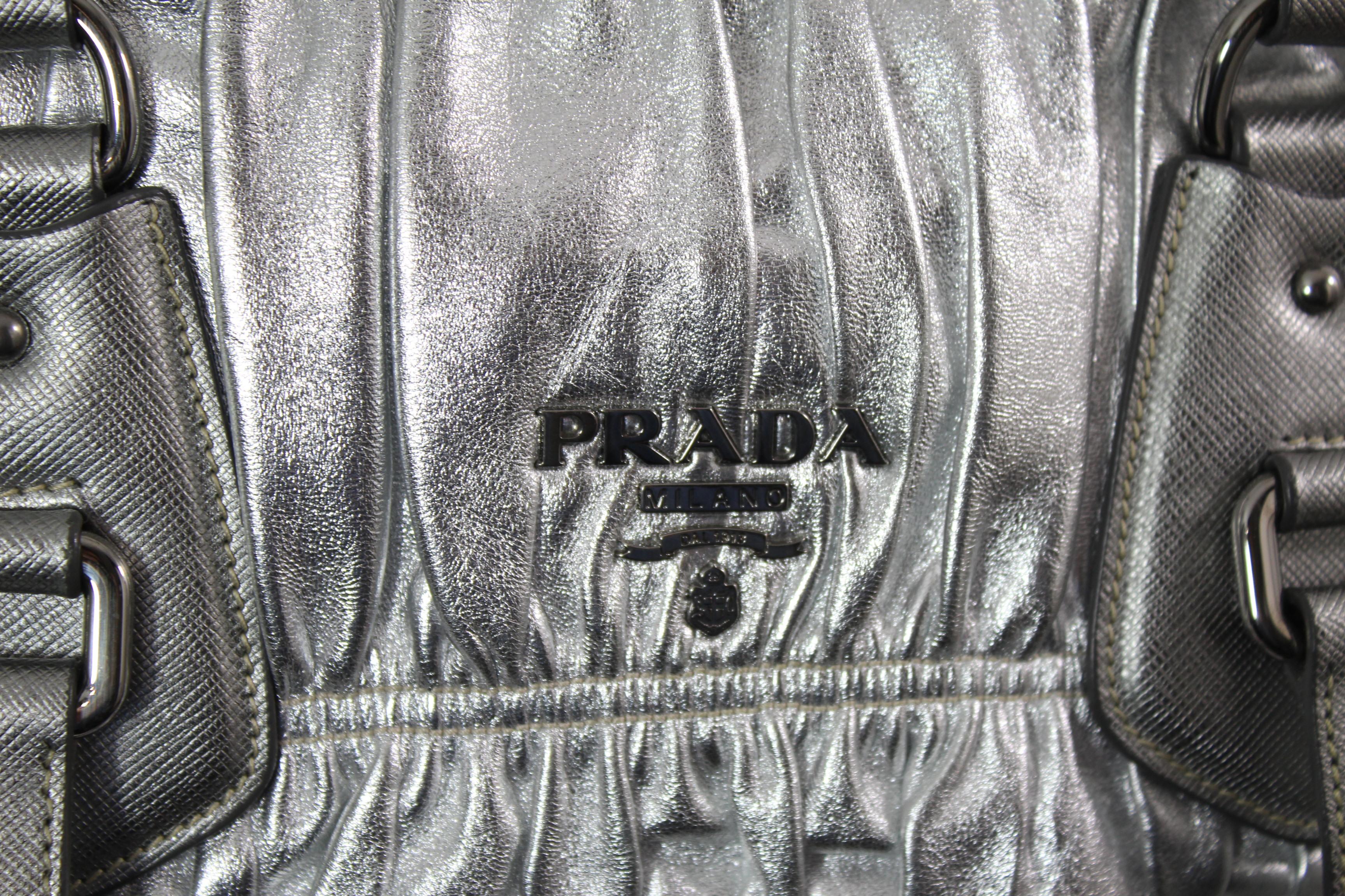 Super useful Prada Siilver leather Bag.

Good condition, just light signs of use in the leather.

Retail price more than 2400$

Sold with straap and 2 dust bags.