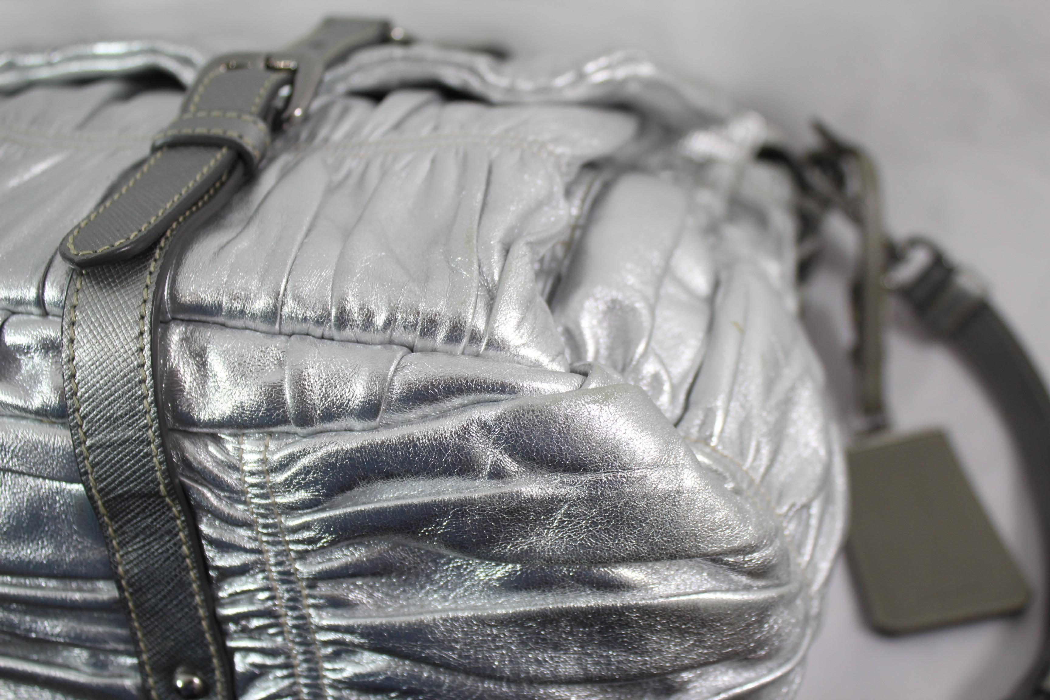 Prada Pleated Silver Leather Bag In Good Condition In Paris, FR