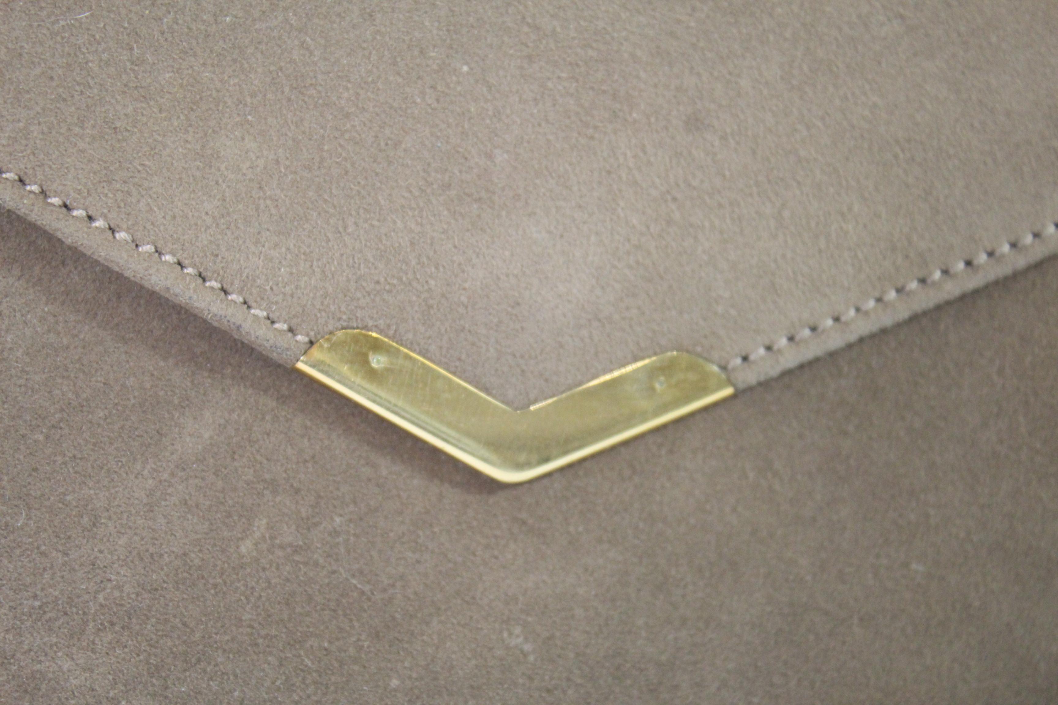 Hermes 60's vintage small clutch.
clasp in 18k solid gold
Good vintage condition
Size aprox 20 cm