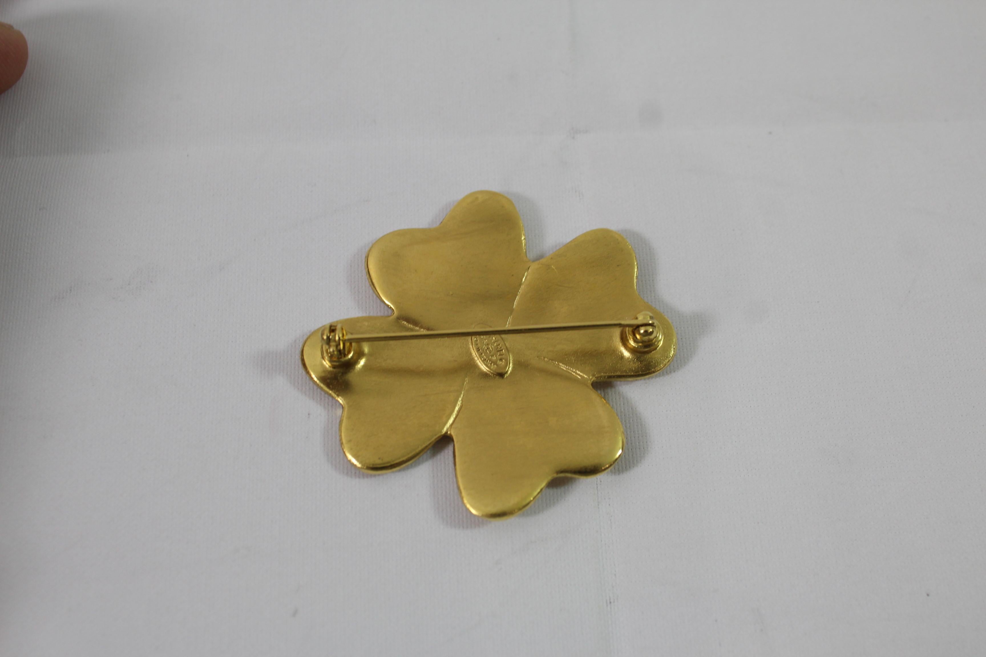 Nice Chanel brooch in golden metal. 
Collection spring 1995. 
Really good vintage condition. 
Size 4.5 cm