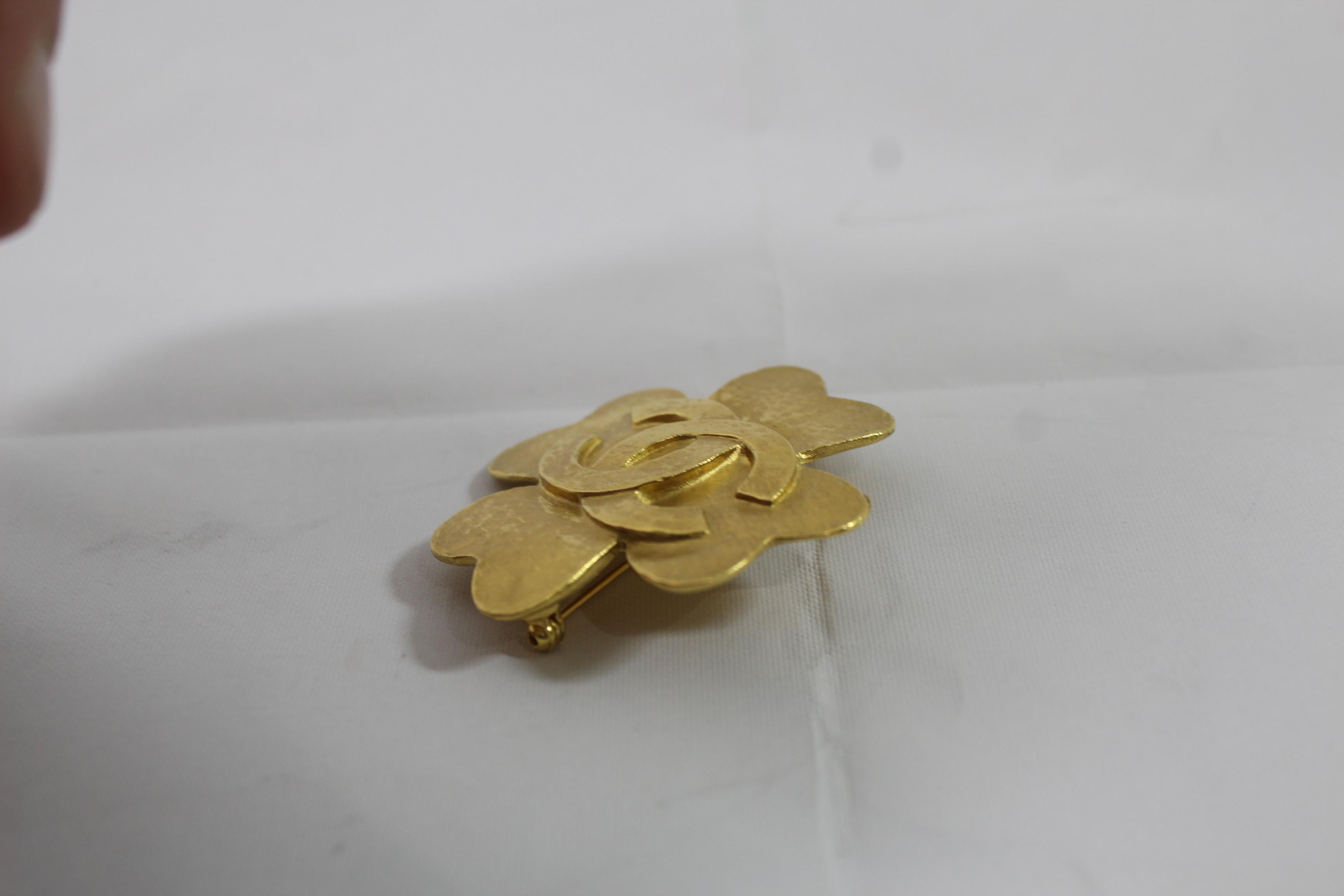 Vintage Chanel Gold Plated 1995 Treffle Brooch In Excellent Condition In Paris, FR