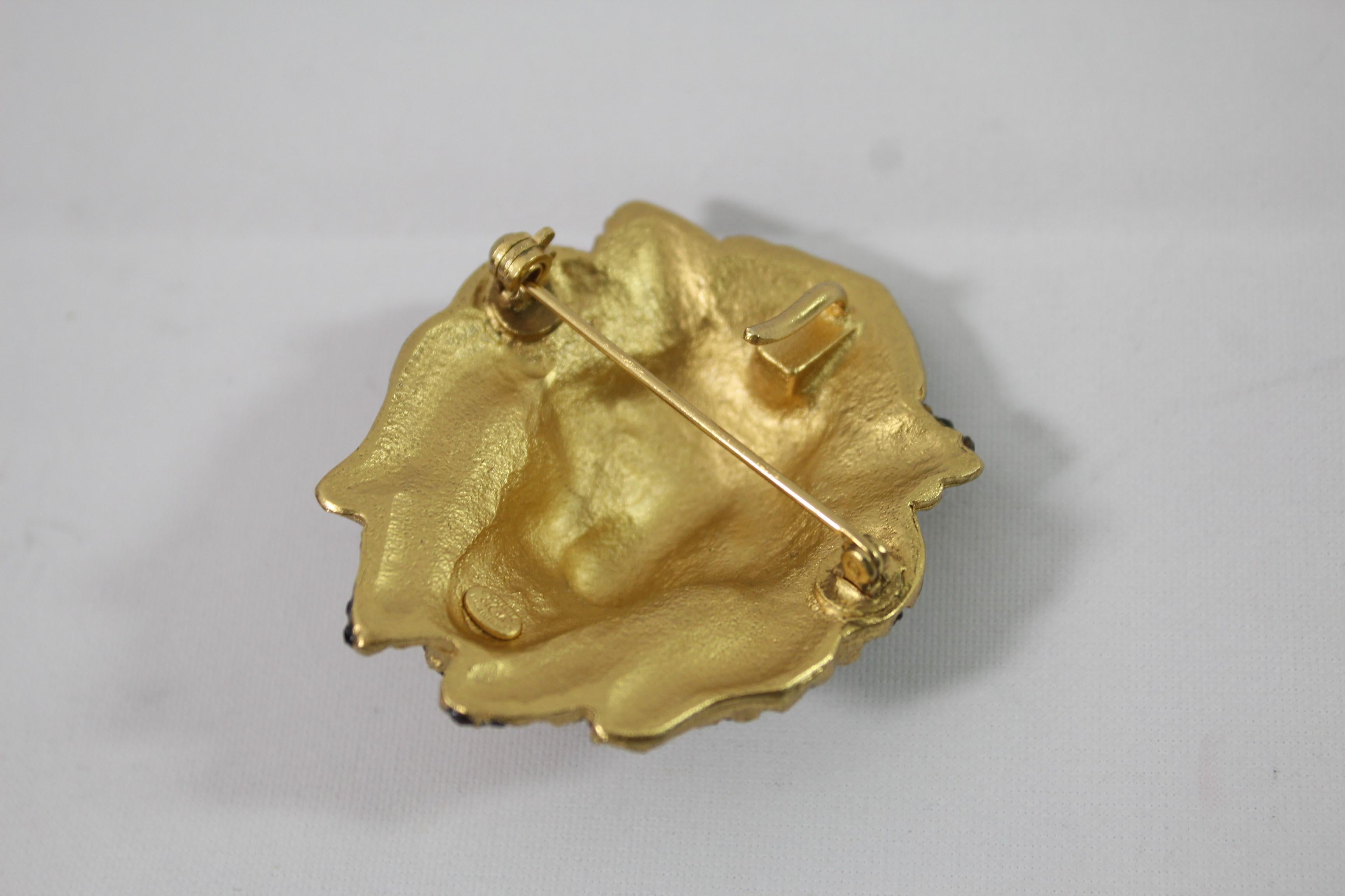Nice Chanel brooch in golden metal with black strass with the shape of a lion head.

really good condition

Collection autumn 2001