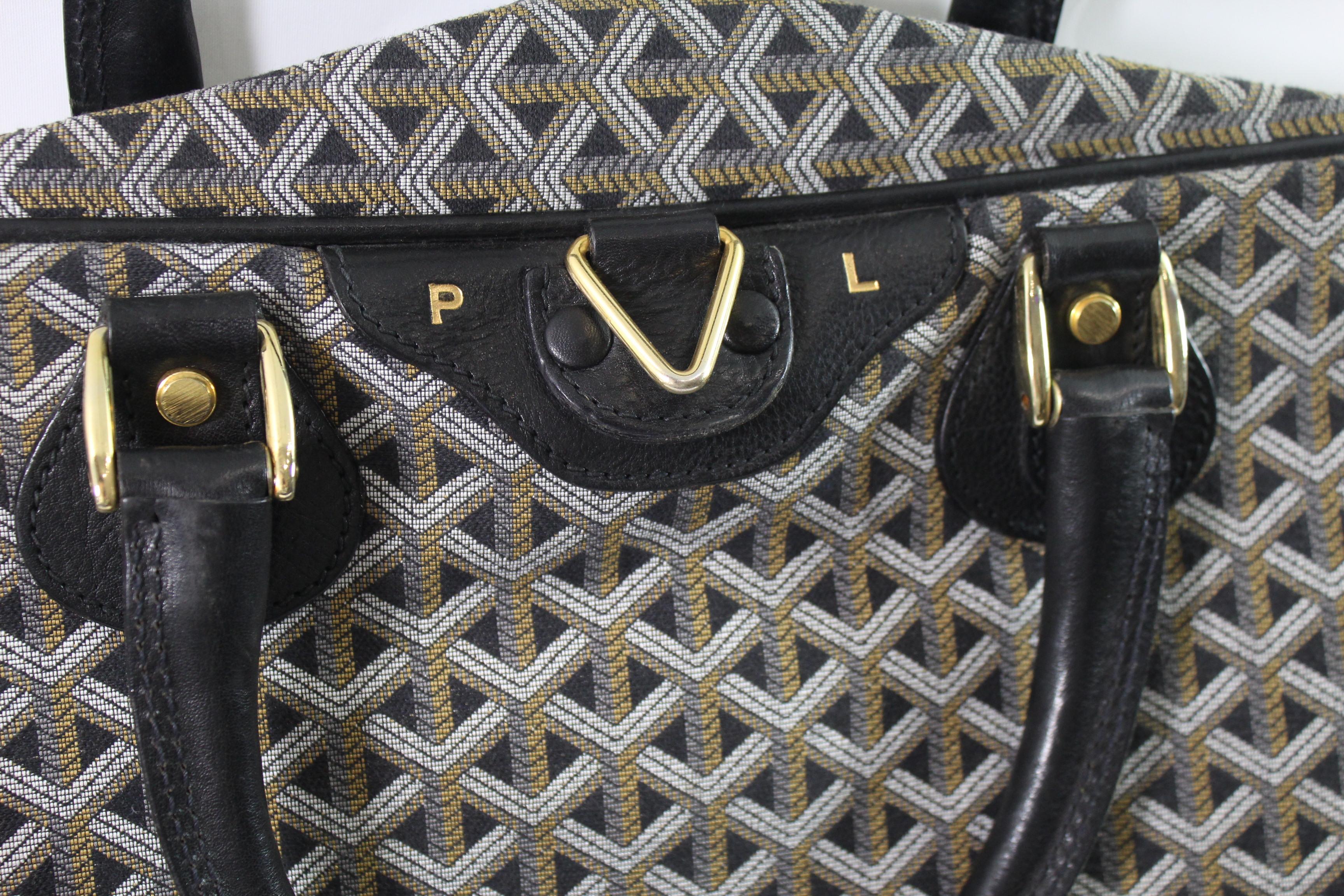 Vinate Goyard Suit trael bag in monogram canvas and leather.

really good vintage condition

Piece from the 70's

With initials engraved

Interior in really good condition

Without strap 

Size 48*39 cm
