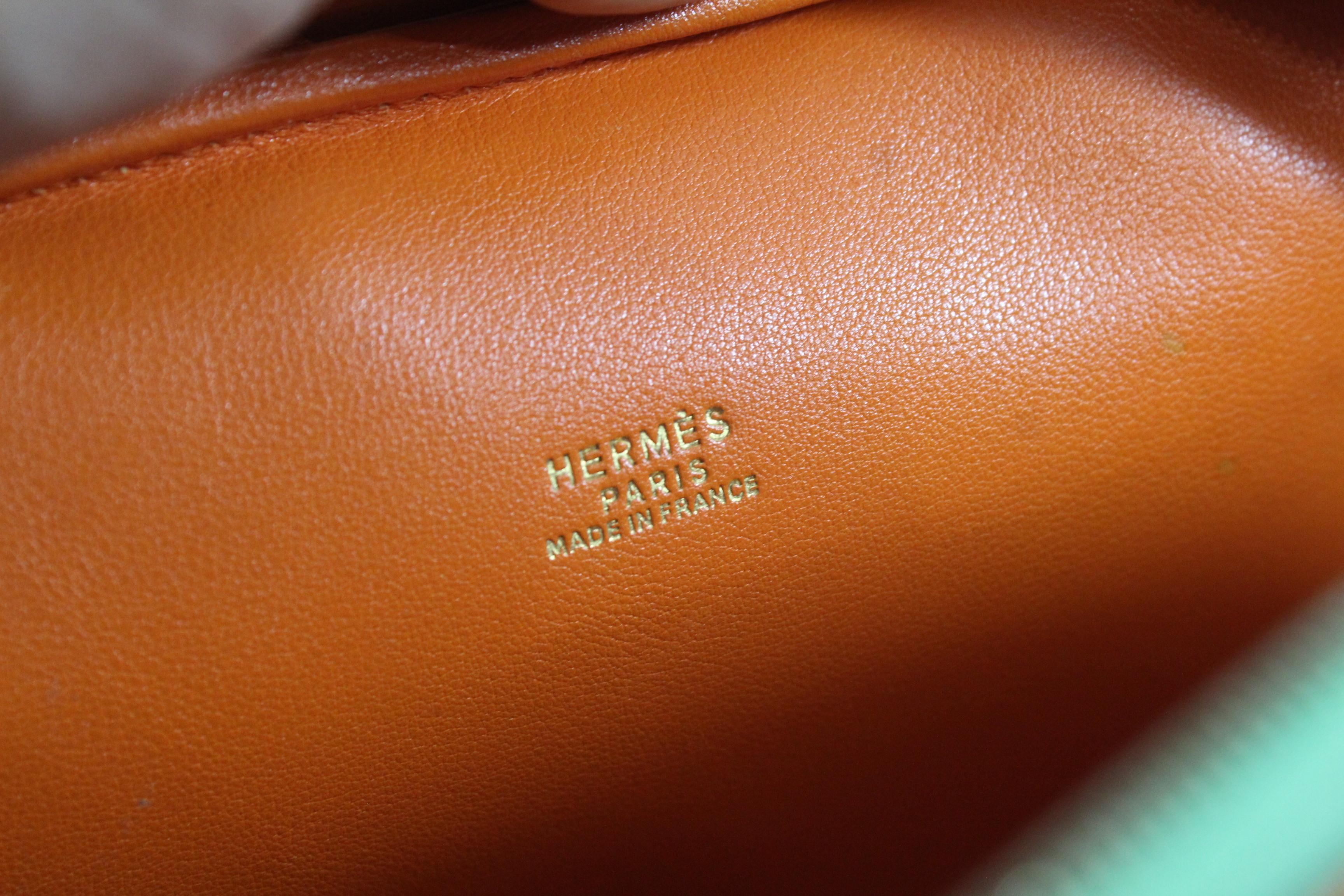 Lovely rare Hermes mini plume bag in green and orange leather.

Bag form 1994.

Really good condition, jusst some light signs of use.

Comes with dust bag

Size 20 cm x15 cm
