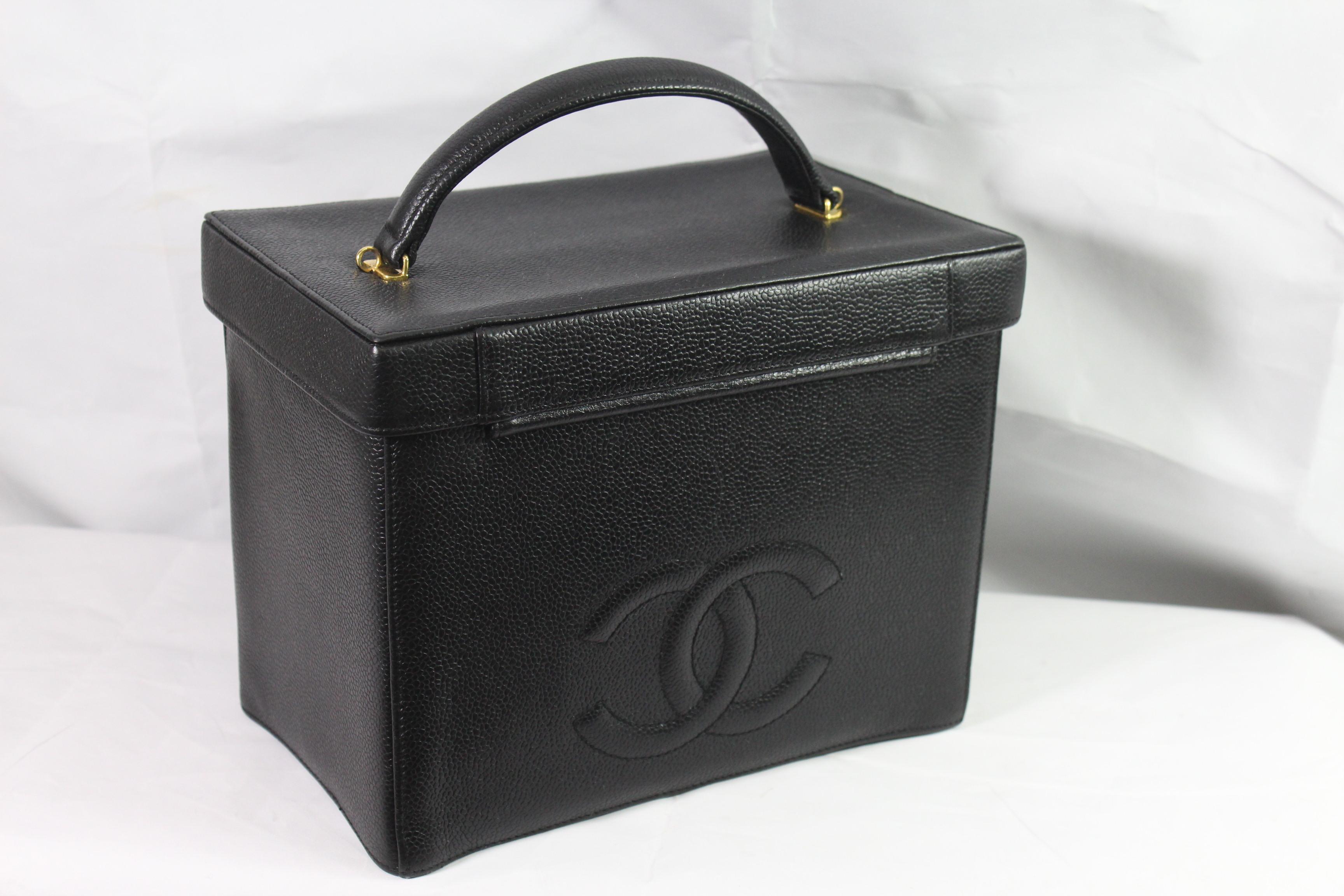 Vintage Chanel Vanity case in black caviar leatherand golden hardware. 

Possible to attach a strap and wear it as a shoulder bag

Good vintage condition, it has some small signs of use.

With card