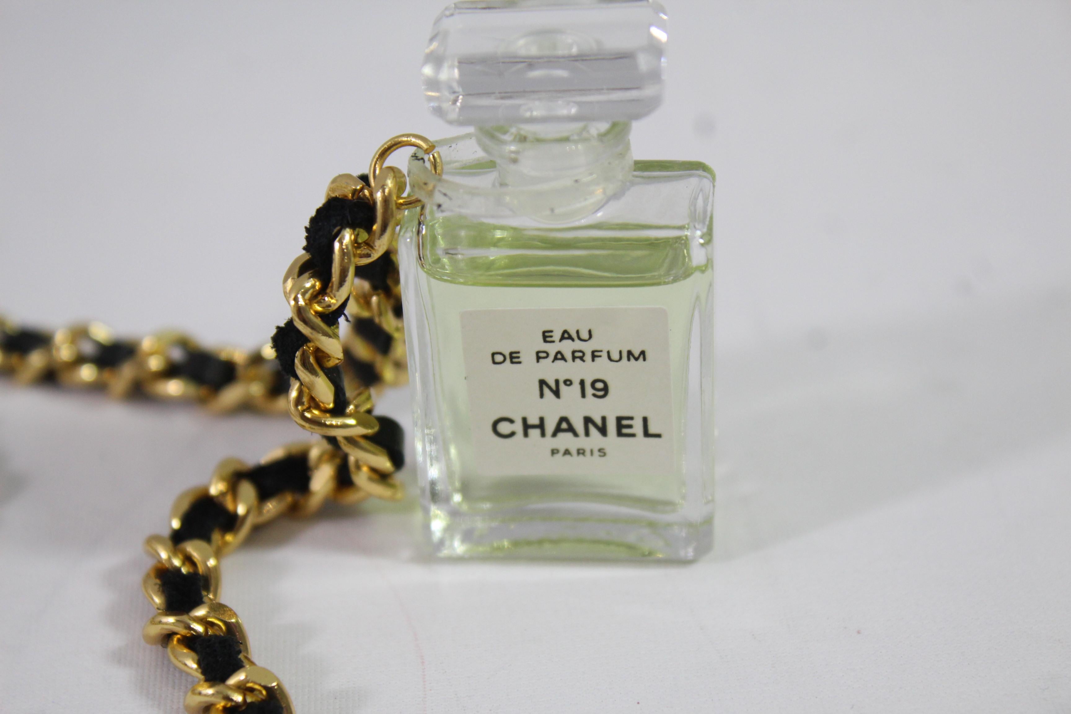 Chanel Vintage Parfum Bottle Necklace with golden chain. There is real parfum inside.

This was given as a gift to customers, so not available in the shop

Really good vintage condition

