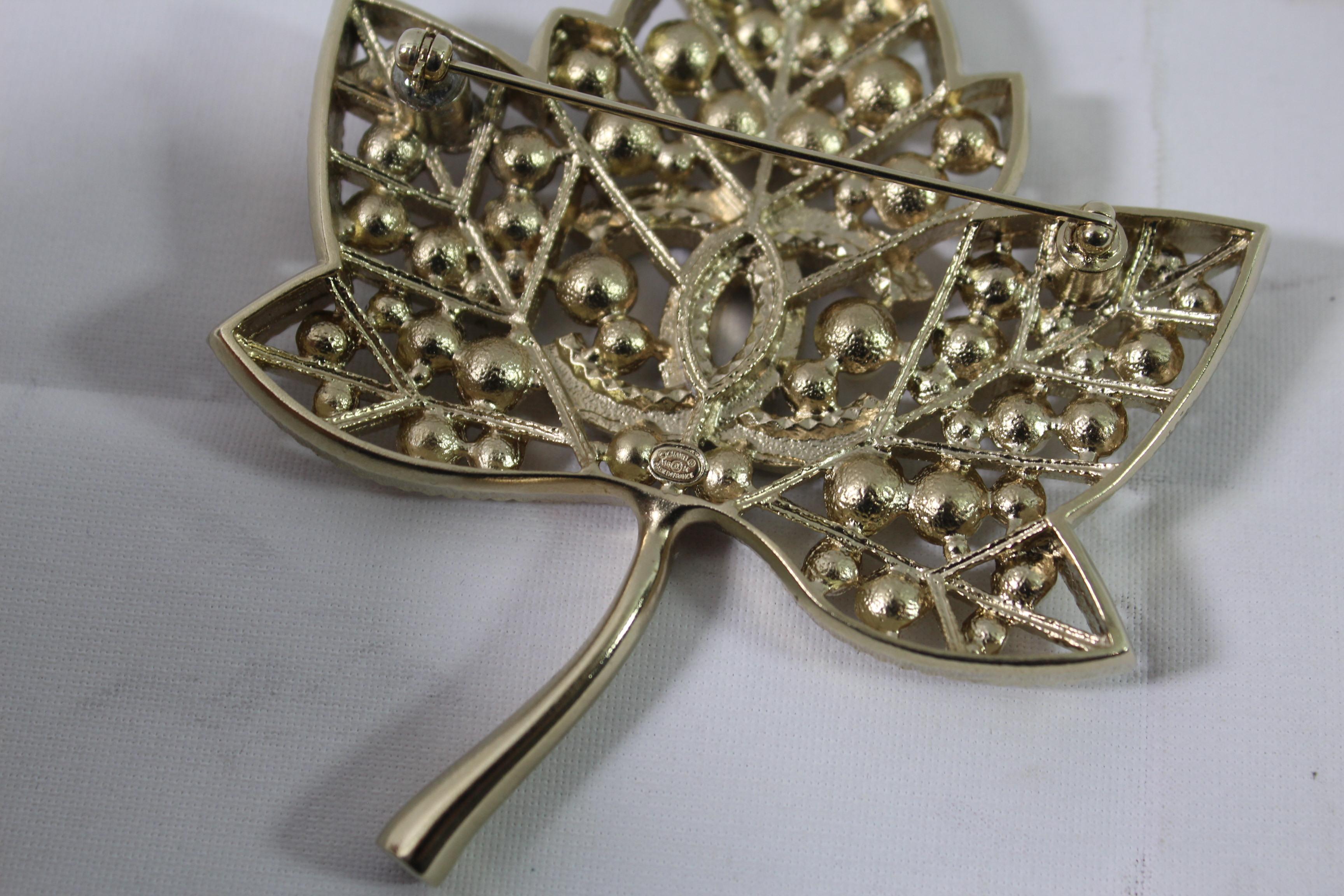 Really nice Chanel Leaf brooch form the 2018 collection. Sold out now in most of the shops.

excellent condition.