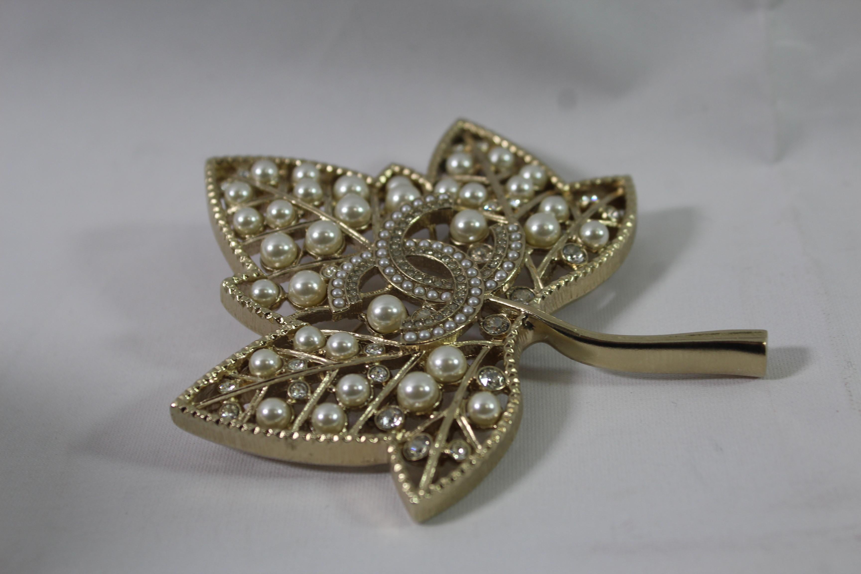 2018 Sold Out Chanel Brooche In Excellent Condition In Paris, FR