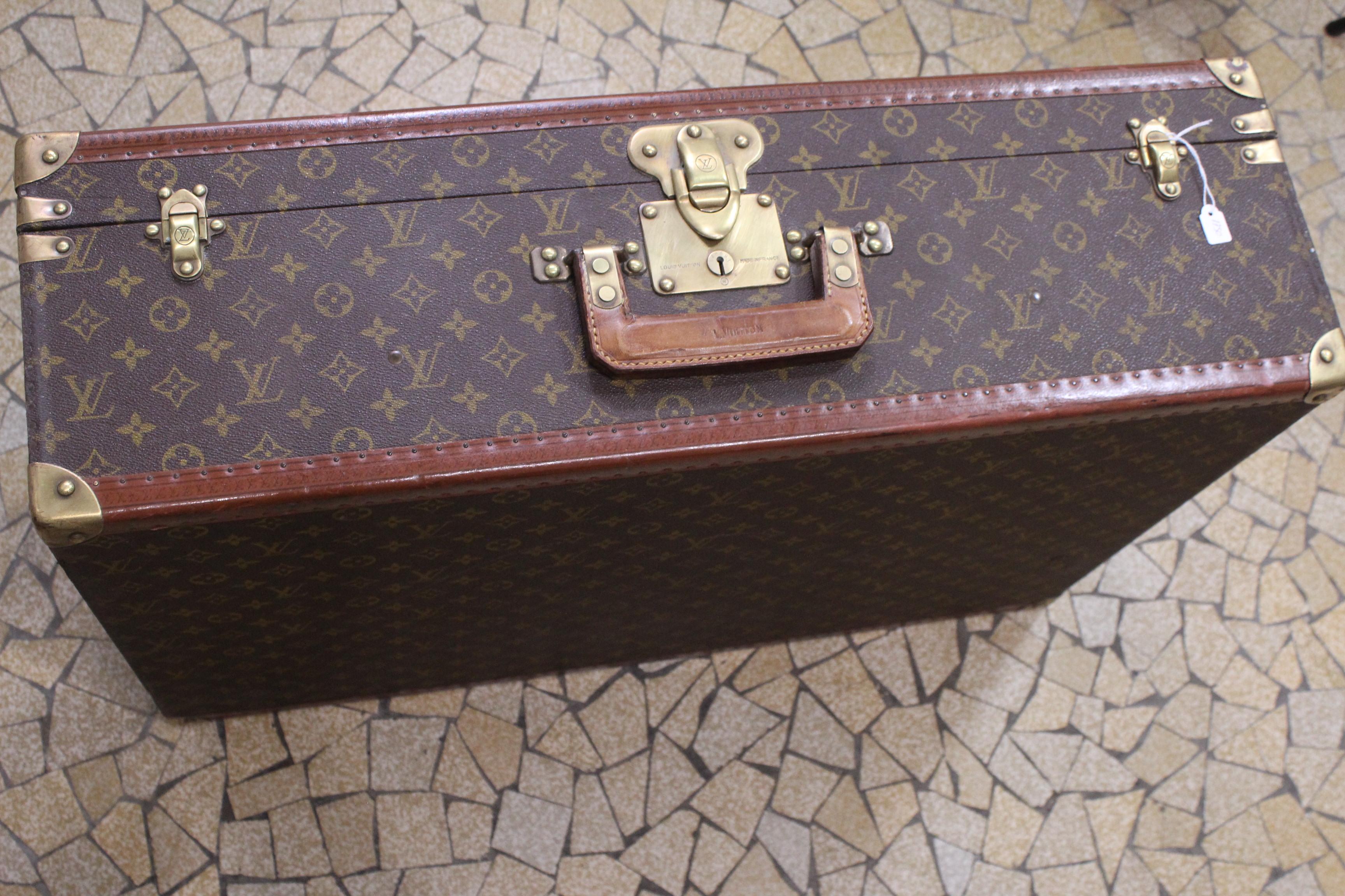 Nice Vintage Louis Vuitton Alzer Trunk in monogram canvas.

Fair condition some signs of use, stains in the canvas, some chocs in the borders thats why its low price but extremly nice as decorative item or for stocking things inside

Marked with