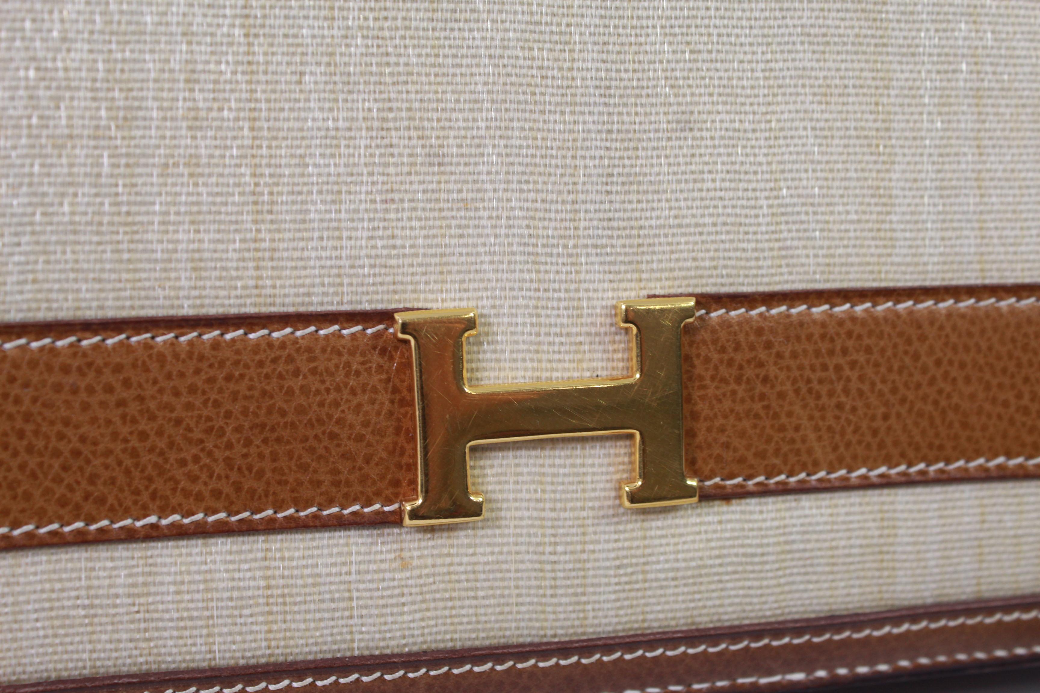 Vintage Hermes Lydie shoulder bag in leather and crinoline.

good vintage condition some slight signs of wear.

Bag from 1979

Detachable strap 

Size 23x15

Interior in really good condition.