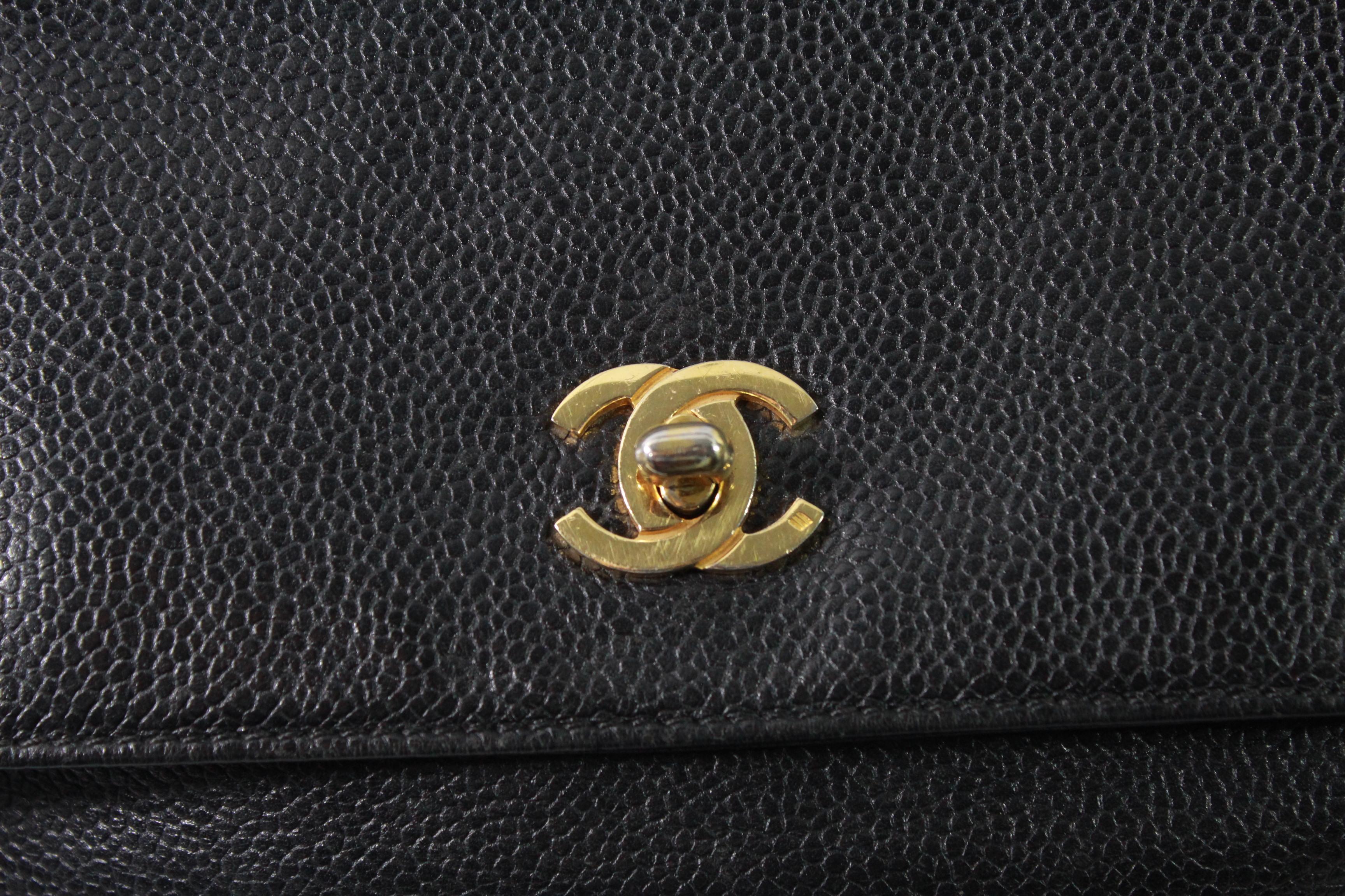 Chanel vintage backpack in caviar leather and golden hardware. 

Vintage but in good ondition however it presents some signs of use (some wear in the leather and sicoloration in the hardware)

Size aprox 29*25